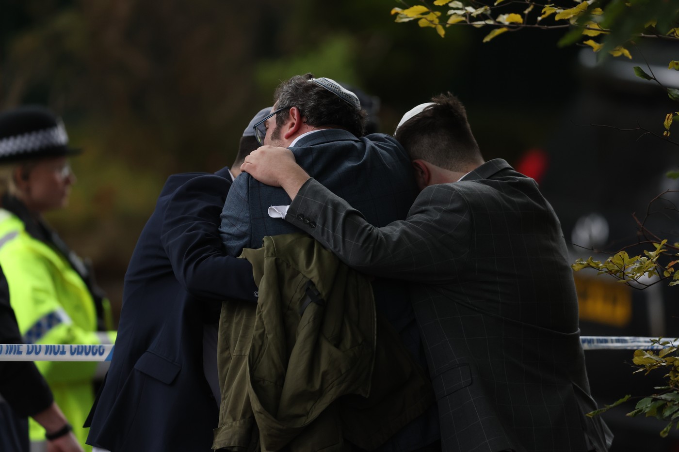 Ljudje žalujejo pred sinagogo v Manchestru