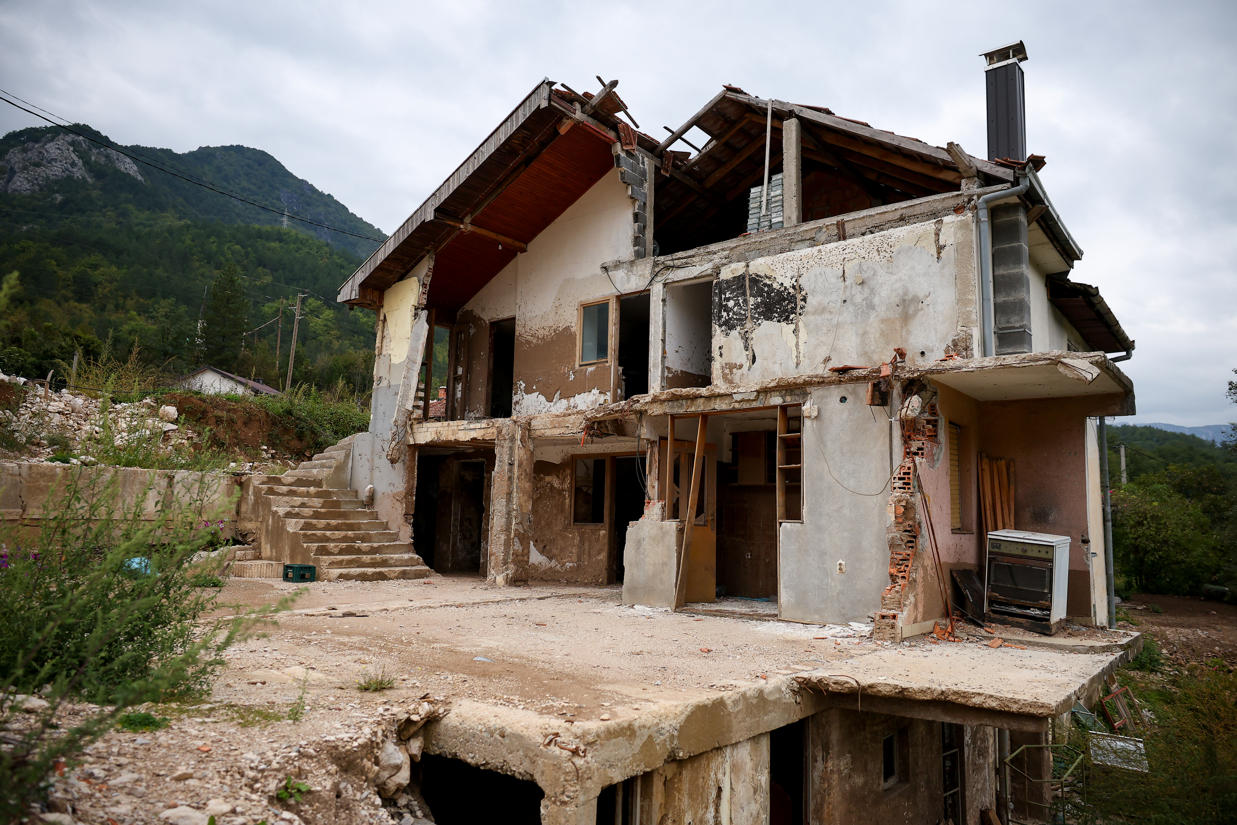 Reportaža iz Donje Jablanice, kjer je pred enim letom v poplavah umrlo 19 ljudi.