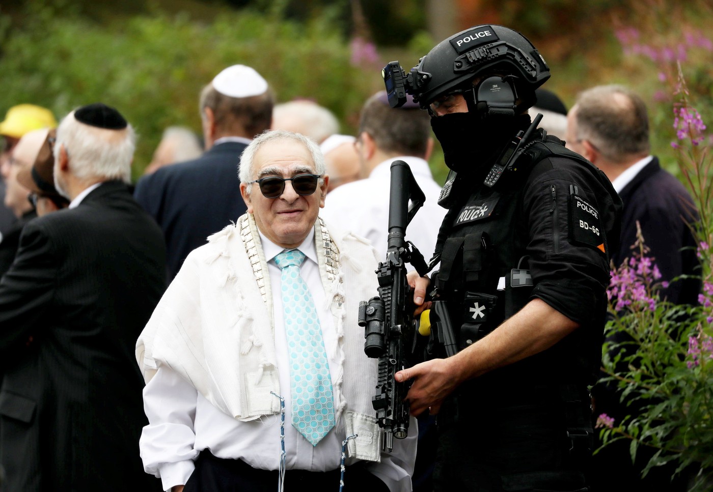 Policija pred sinagogo v Manchestru