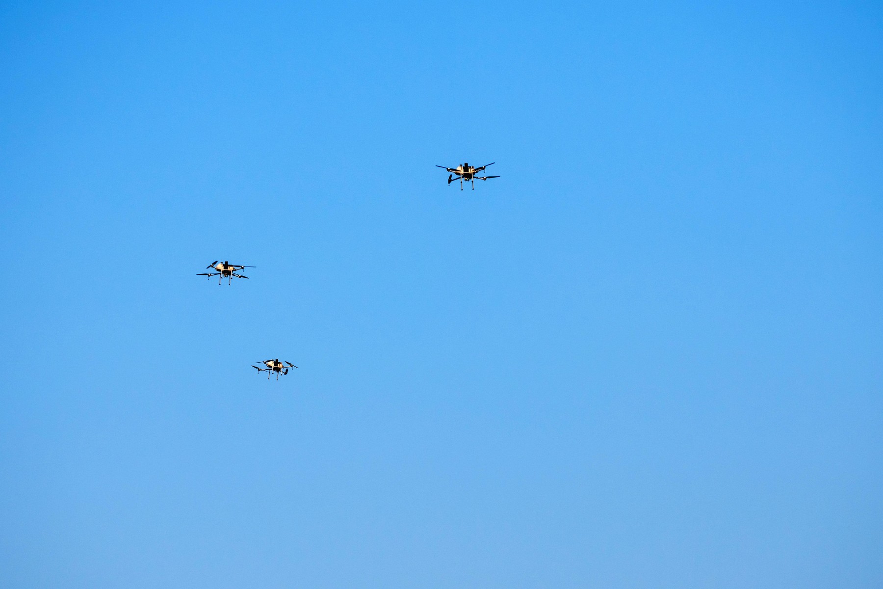 Droni v zraku