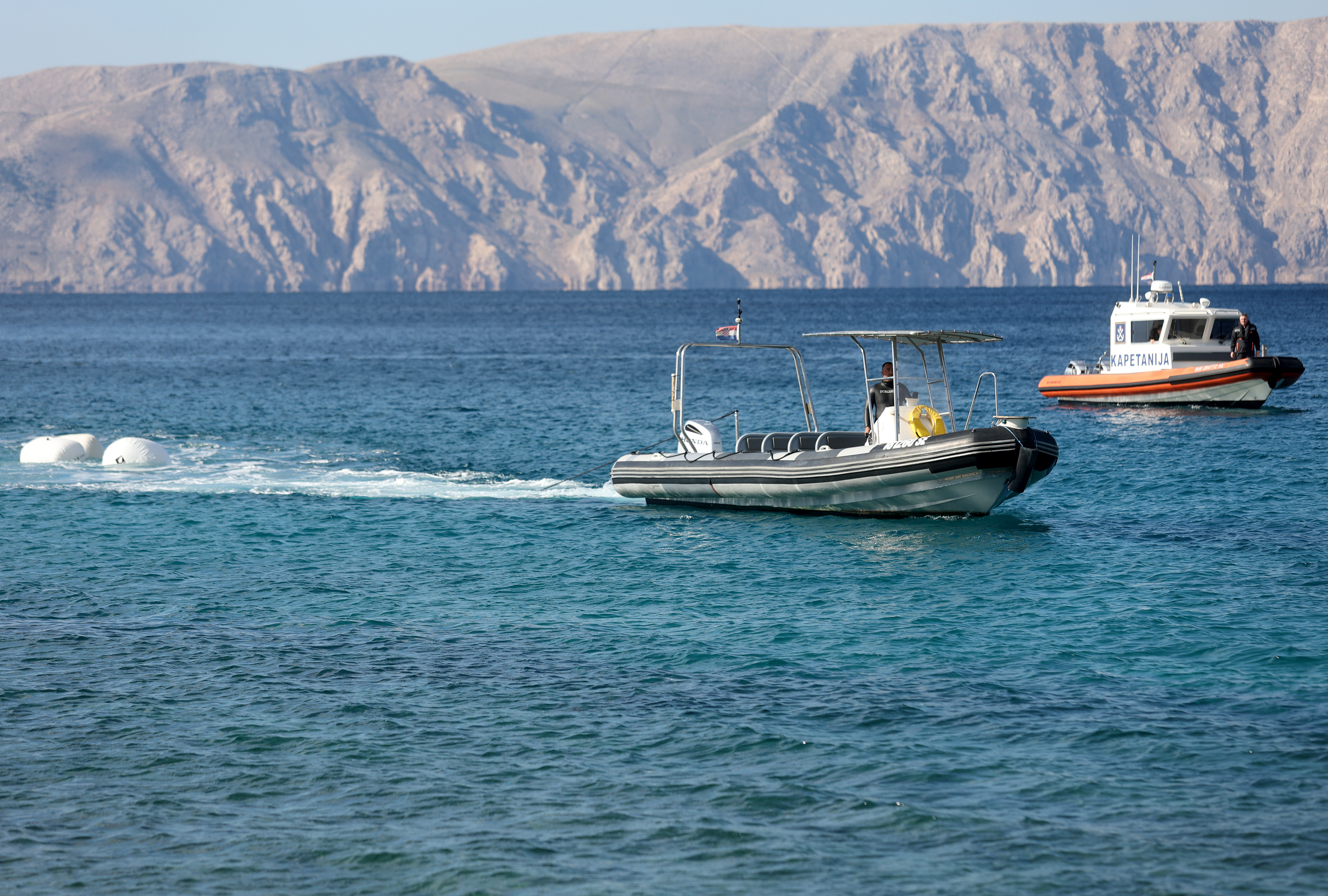 Iz morja v bližini Senja so potegnili avtomobil, v katerem so umrle štiri osebe.