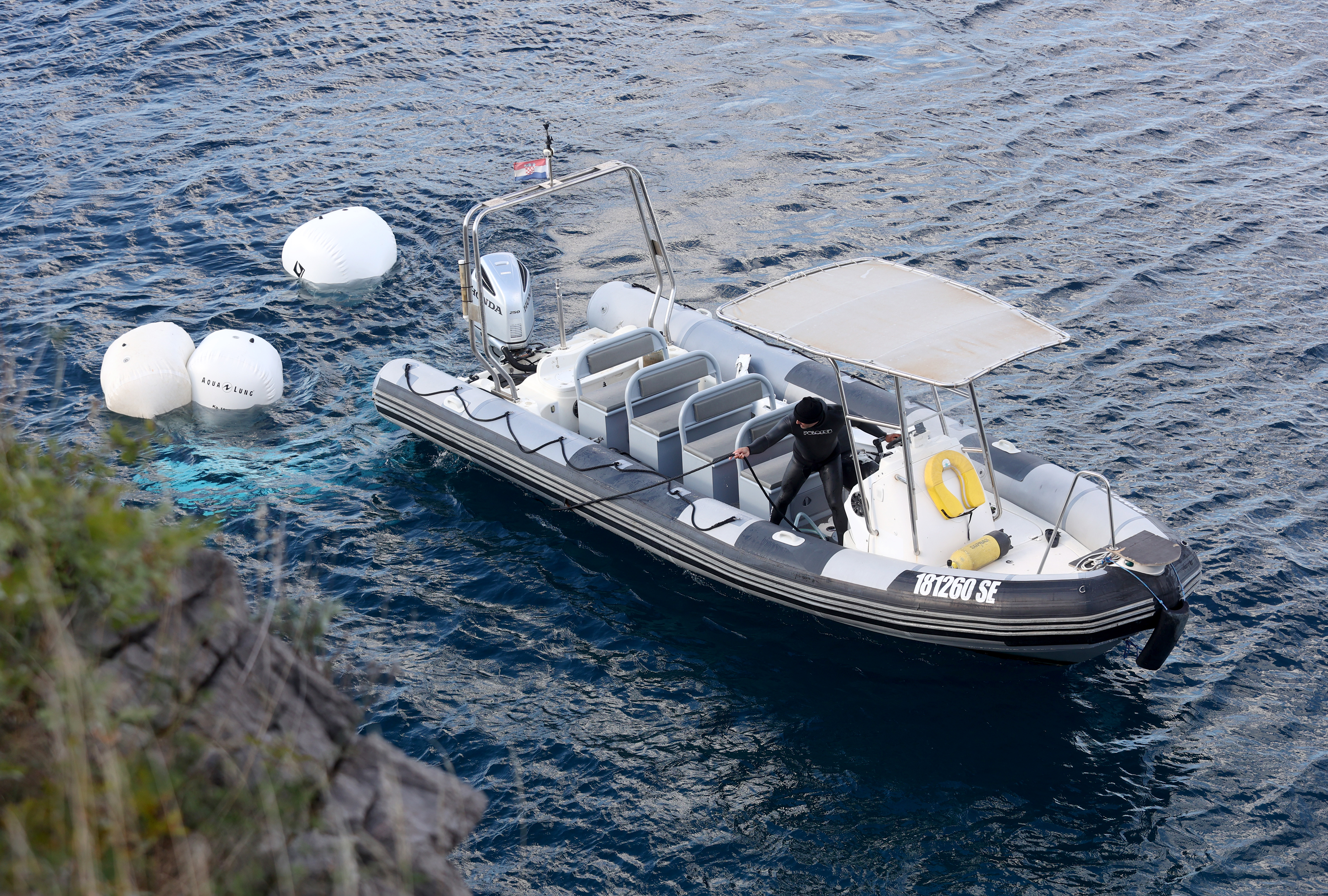 Iz morja v bližini Senja so potegnili avtomobil, v katerem so umrle štiri osebe.