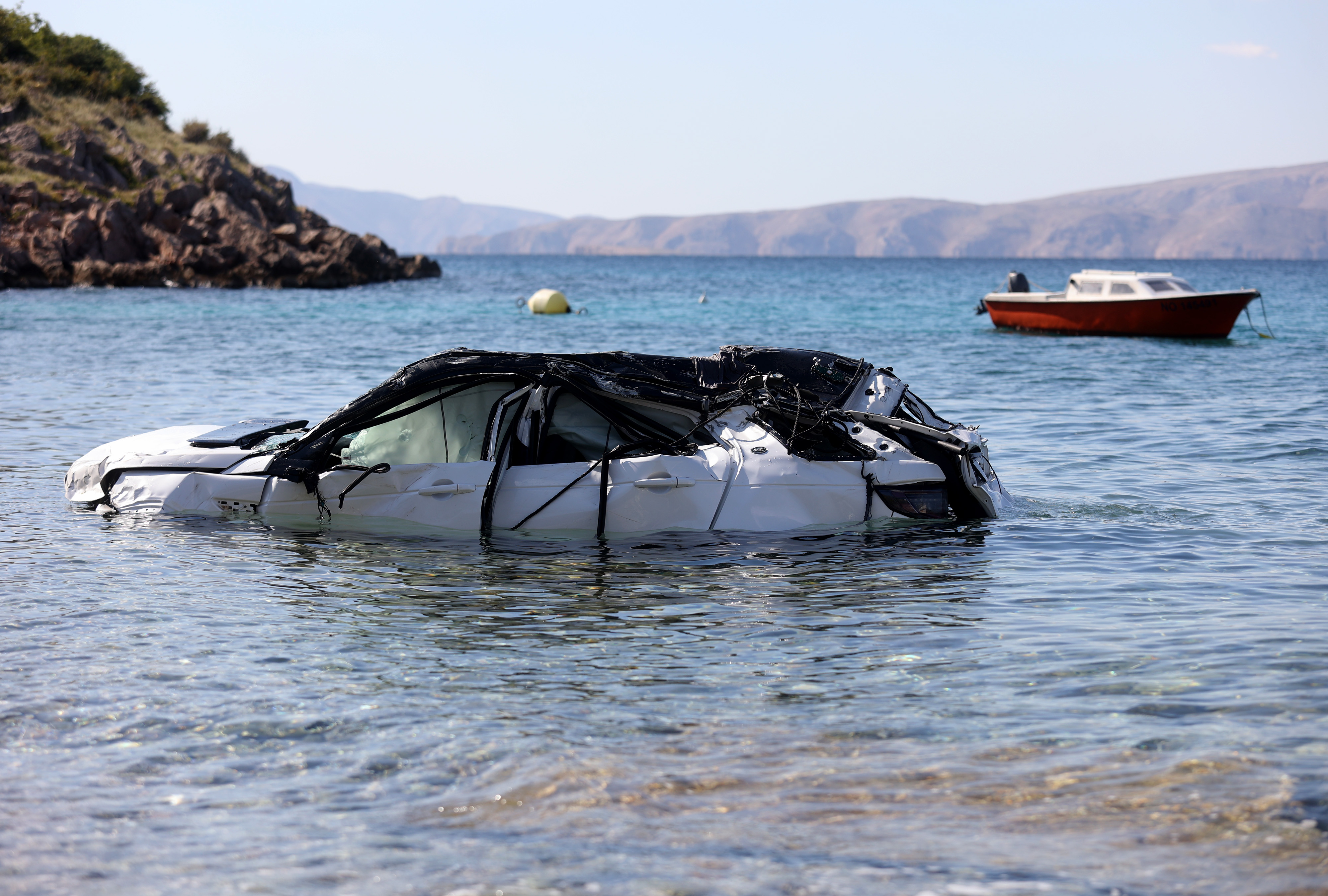 Iz morja v bližini Senja so potegnili avtomobil, v katerem so umrle štiri osebe.