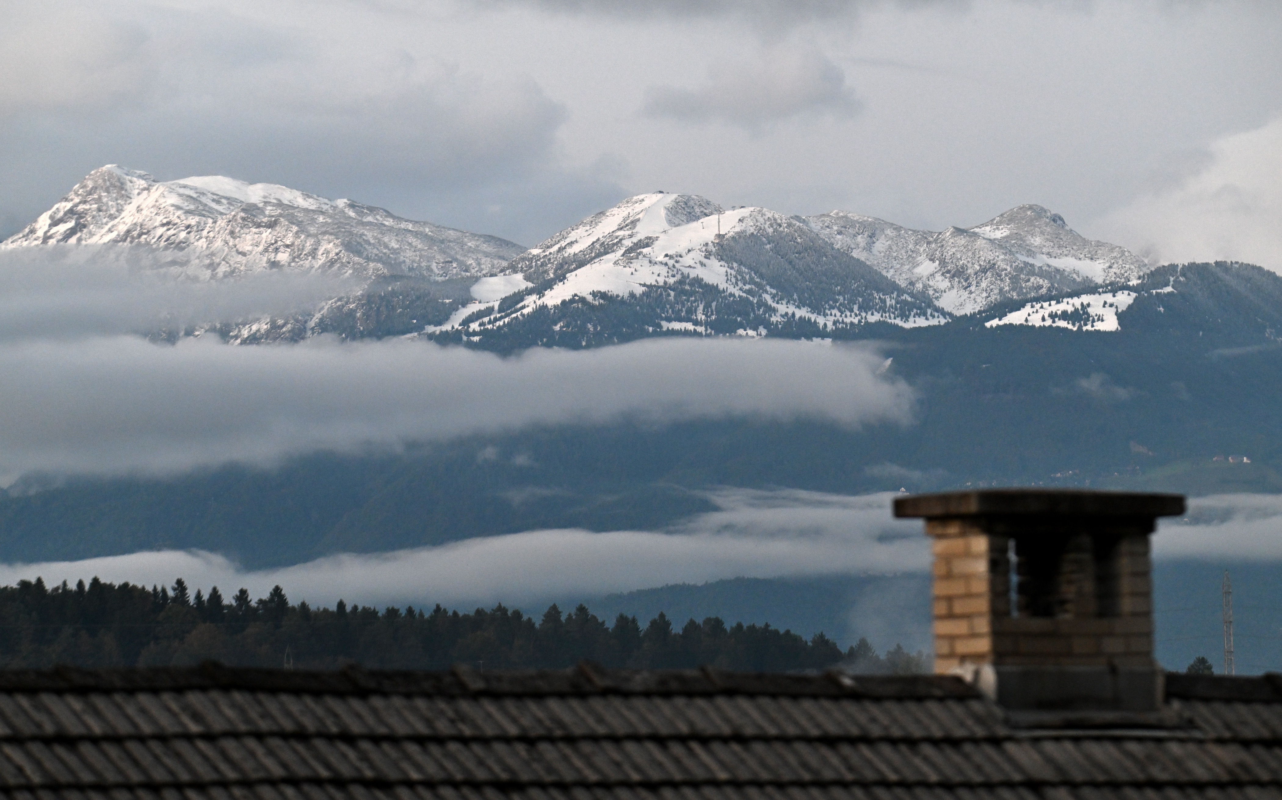 Gore pobelil prvi letošnjih sneg