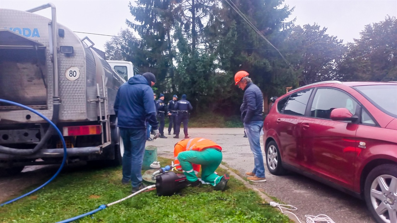 Delavci komunale Novo mesto v naselju Brezje