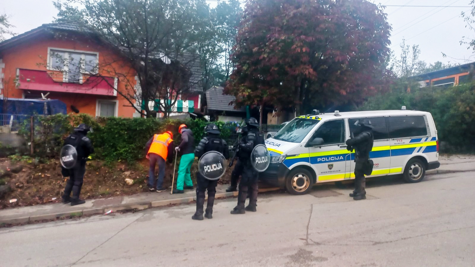 Delavci komunale Novo mesto v naselju Brezje