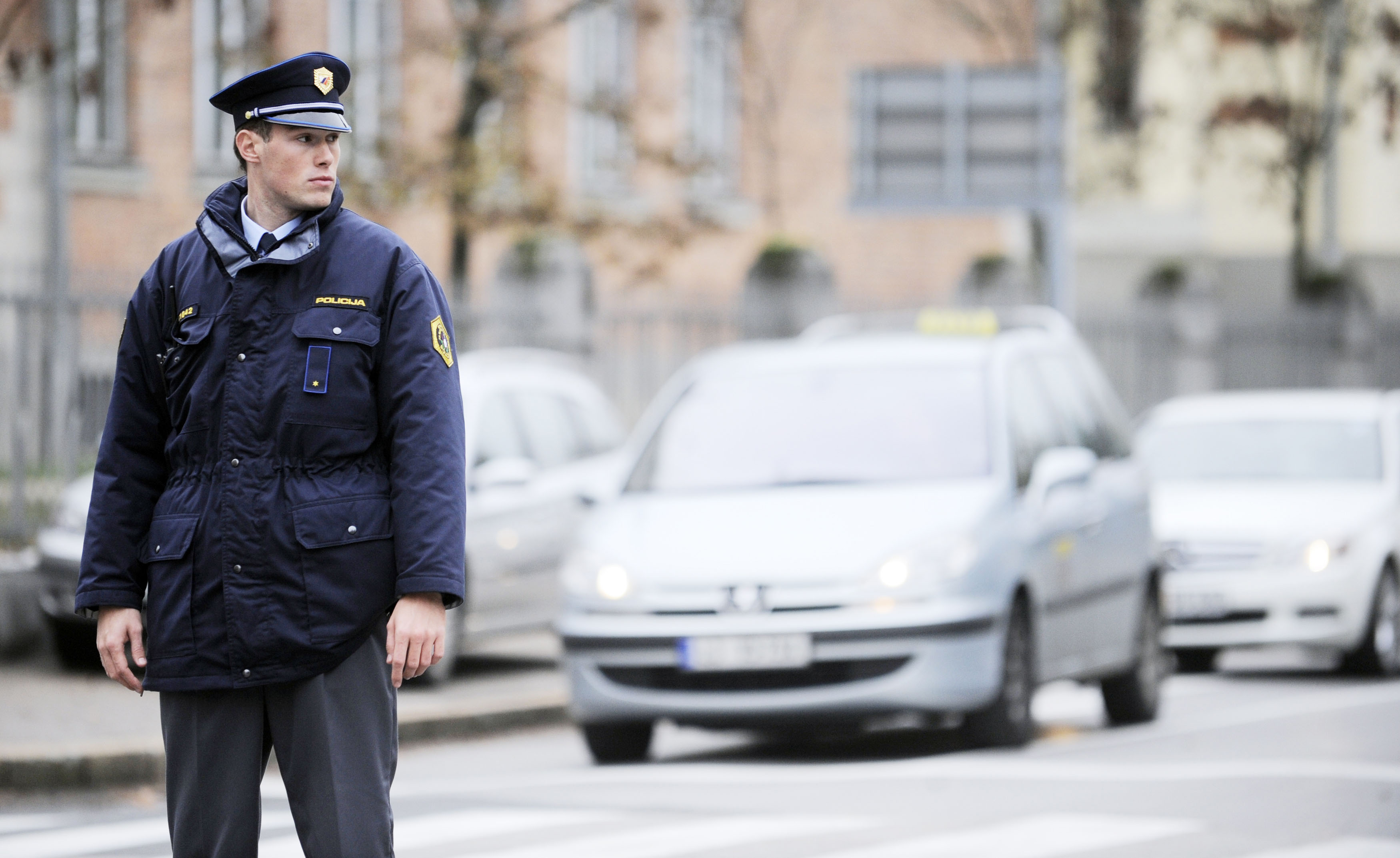 Policist usmerja promet