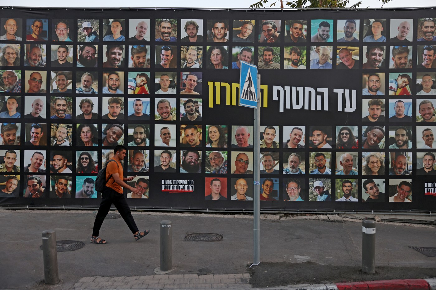 Plakat s slikami vseh izraelskih talcev v Jeruzalemu