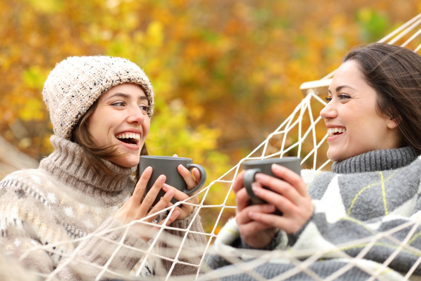 prijateljici uživata v jeseni