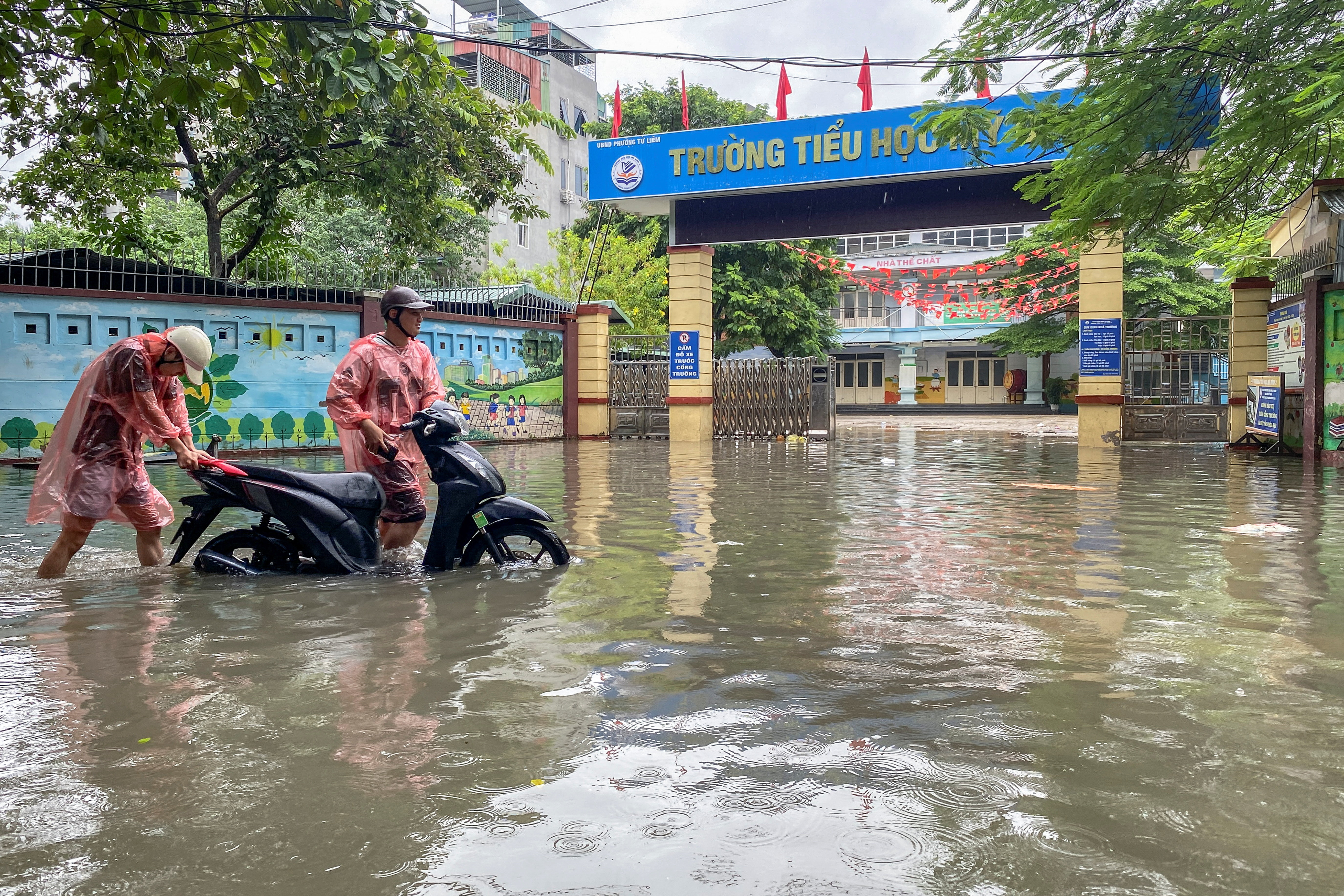 Hude poplave so danes na severu Vietnama poplavile številne ulice in domove