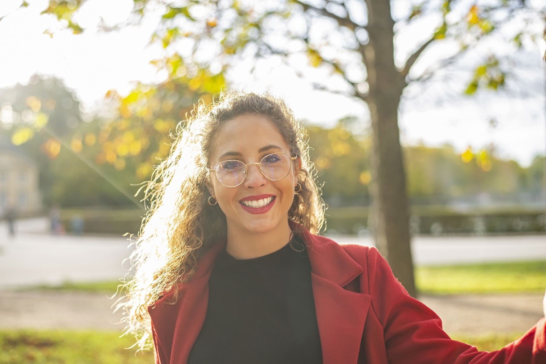 srečna ženska v parku