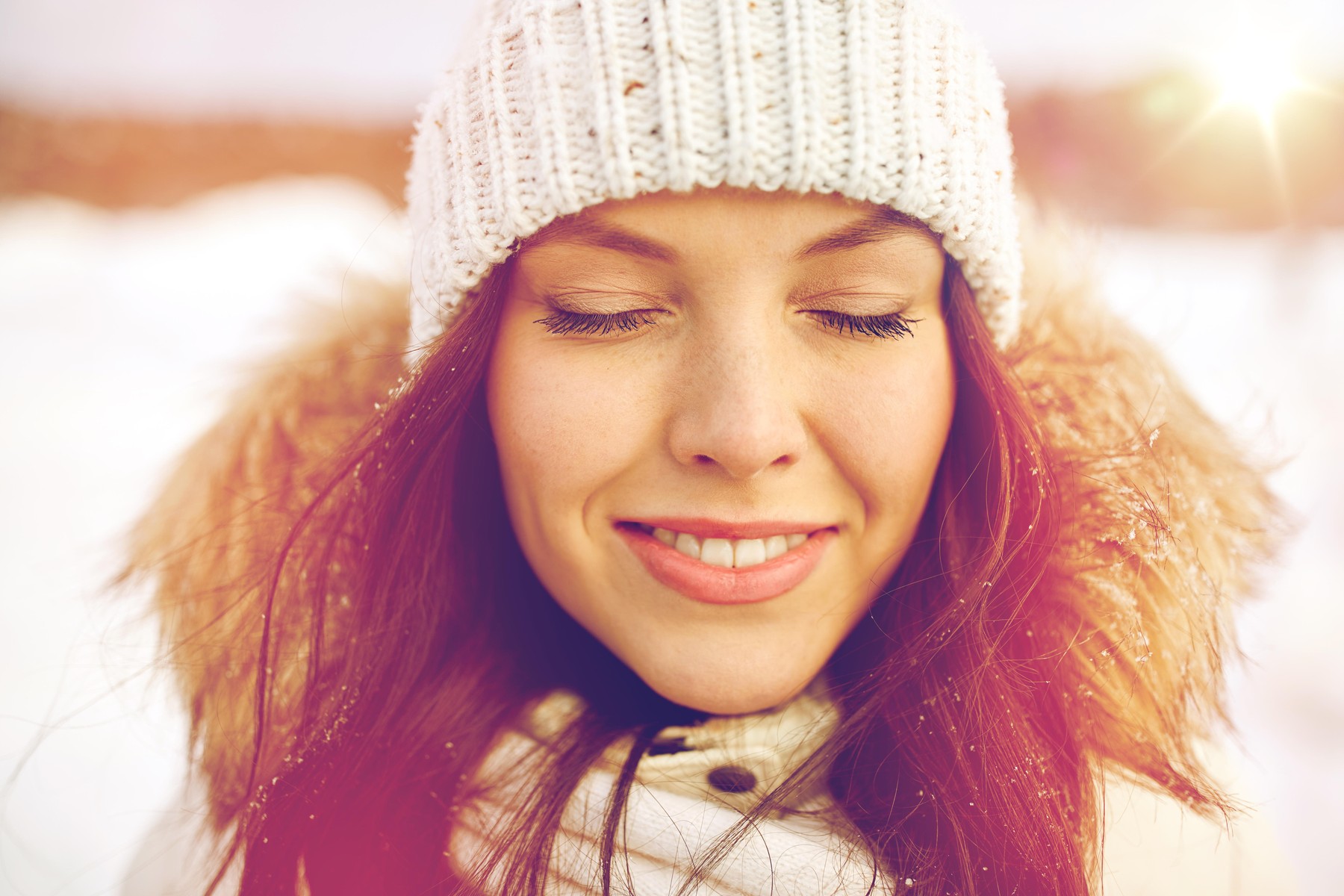 srečna ženska pozimi