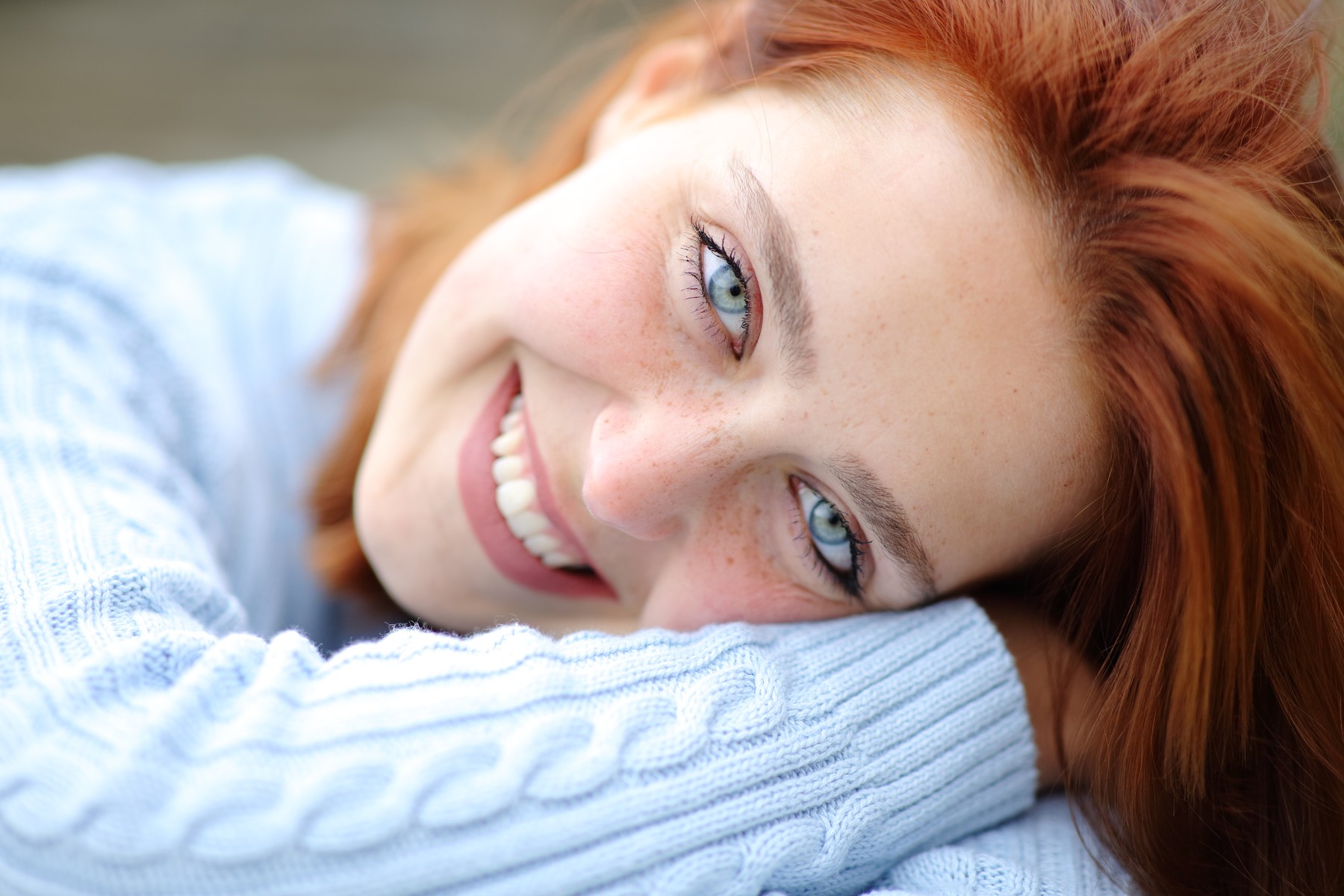 ženska z modrimi očmi