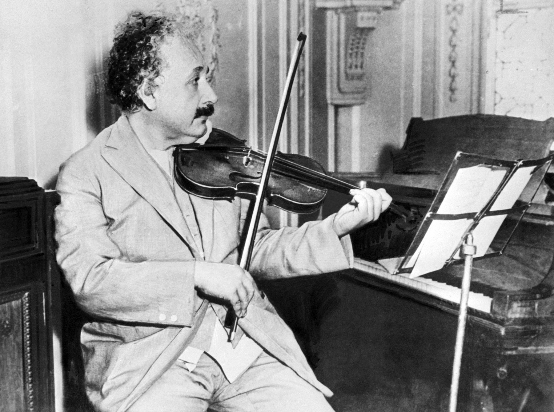 Albert Einstein igra na violino 1931