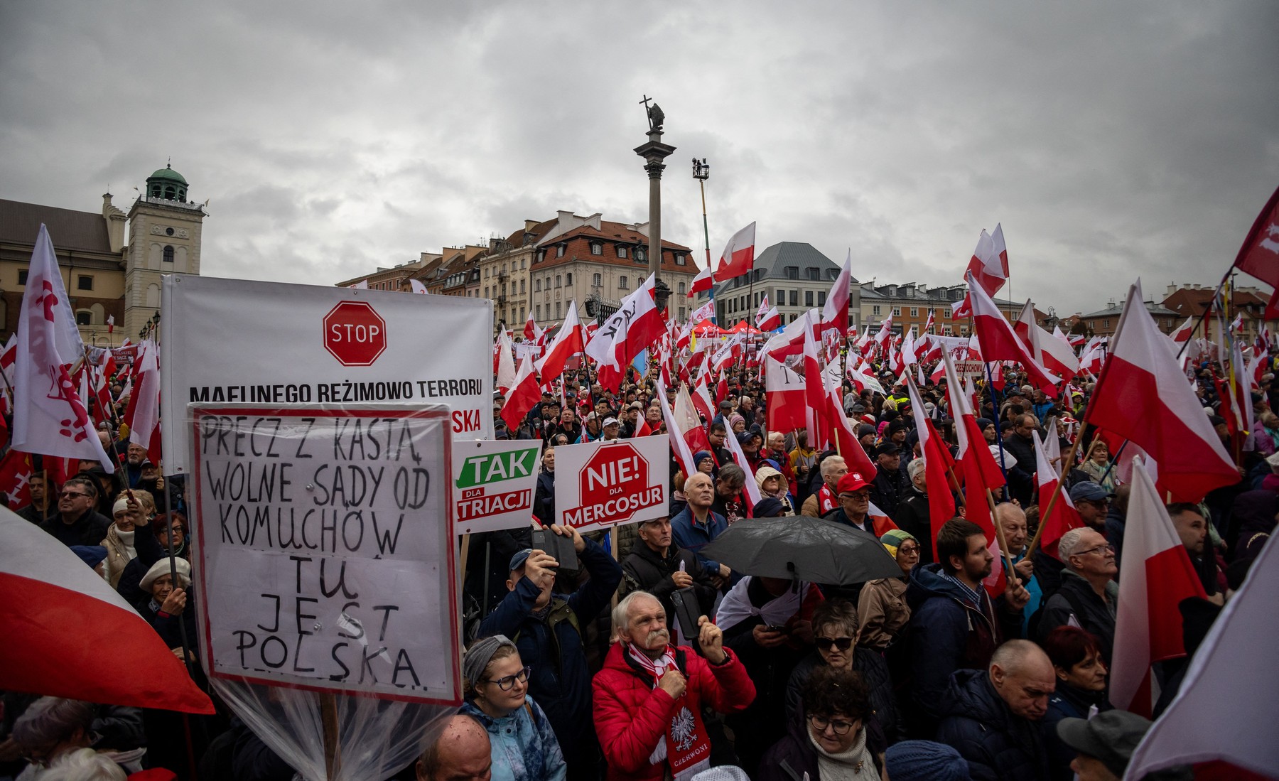 Protestniki na ulicah Varšave