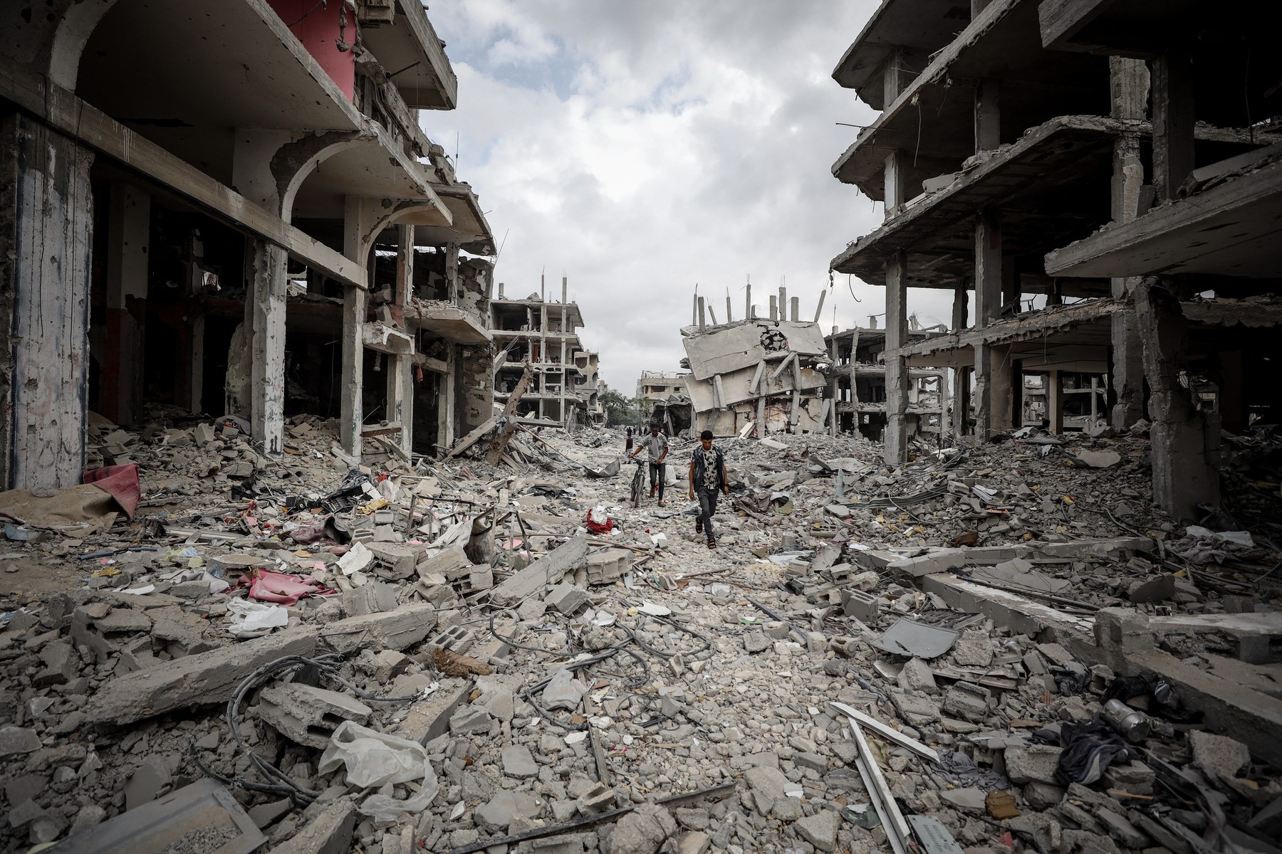 GAZA CITY, GAZA - OCTOBER 12: Displaced PalestinianOctober 12, 2025 in the Sabra neighborhood in southern Gaza City,