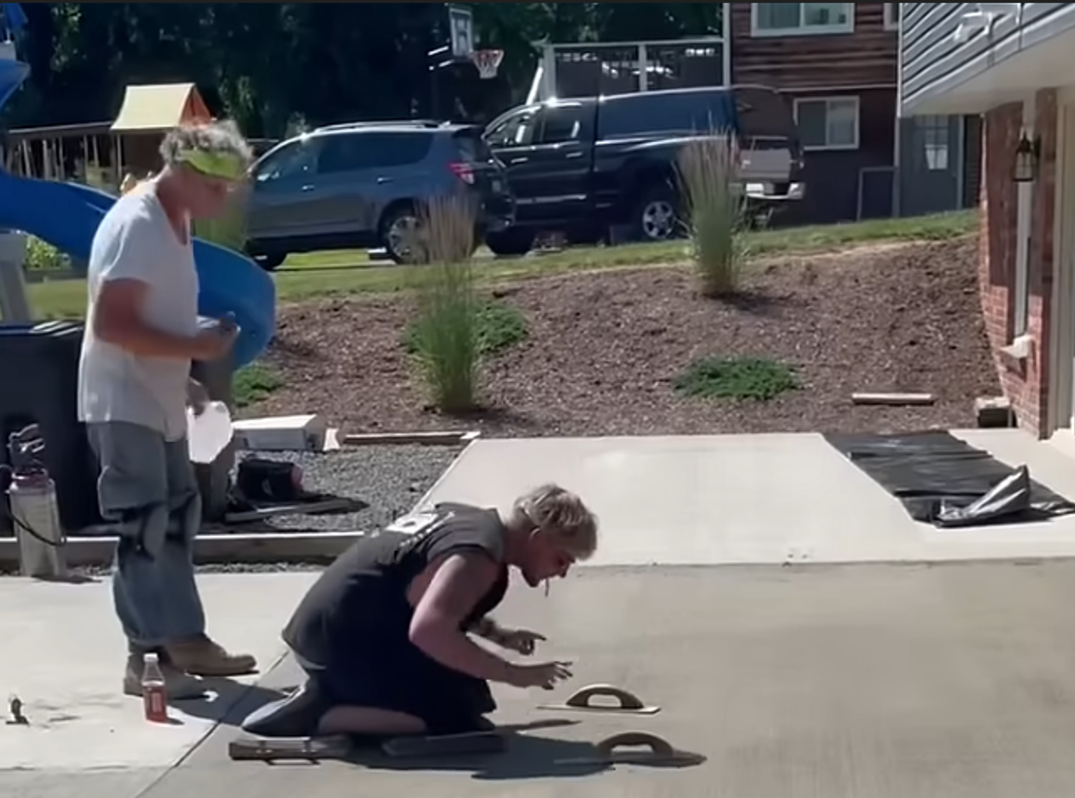 moški delavec mojster išče mobilni telefon zalit v betonu