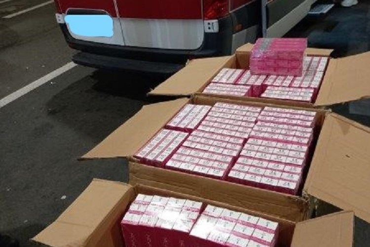Hrvaški cariniki v reševalnem vozilu odkrili več kosov barve za lase