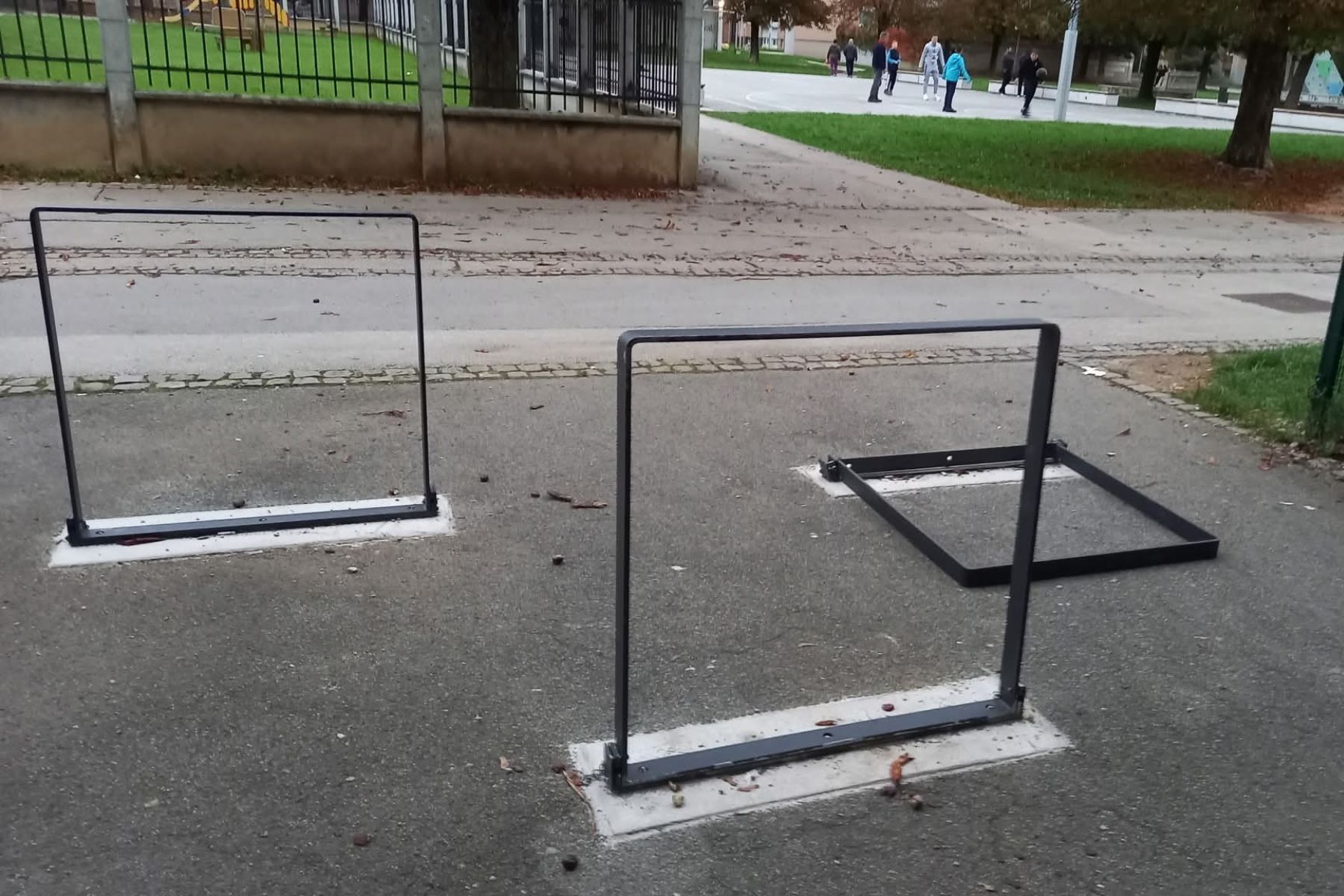 V stanovanjski soseski Planina v Kranju je v ponedeljek poginil mlad pes, na katerega je padla kovinska ovira za preprečevanje vožnje med bloki