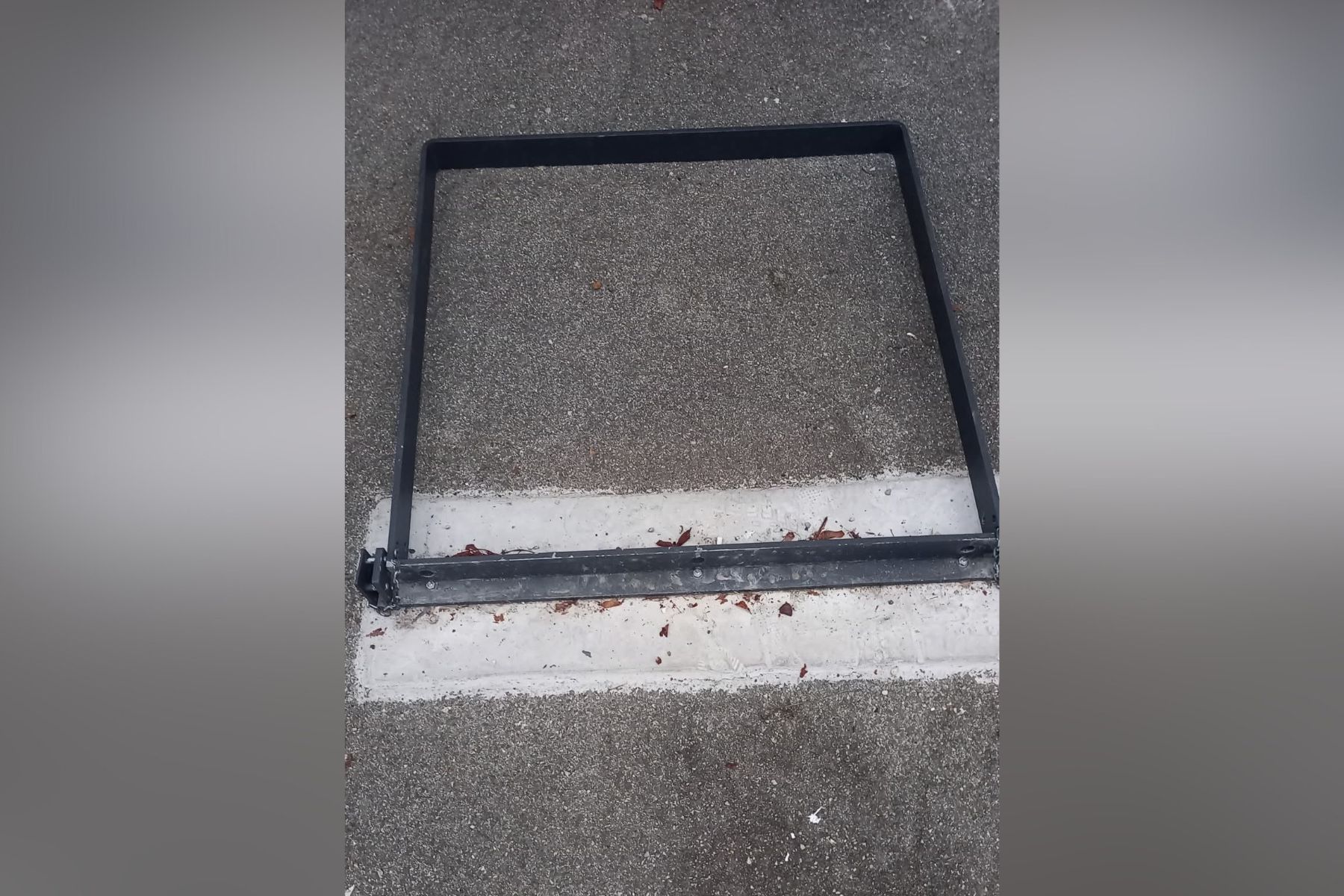 V stanovanjski soseski Planina v Kranju je v ponedeljek poginil mlad pes, na katerega je padla kovinska ovira za preprečevanje vožnje med bloki