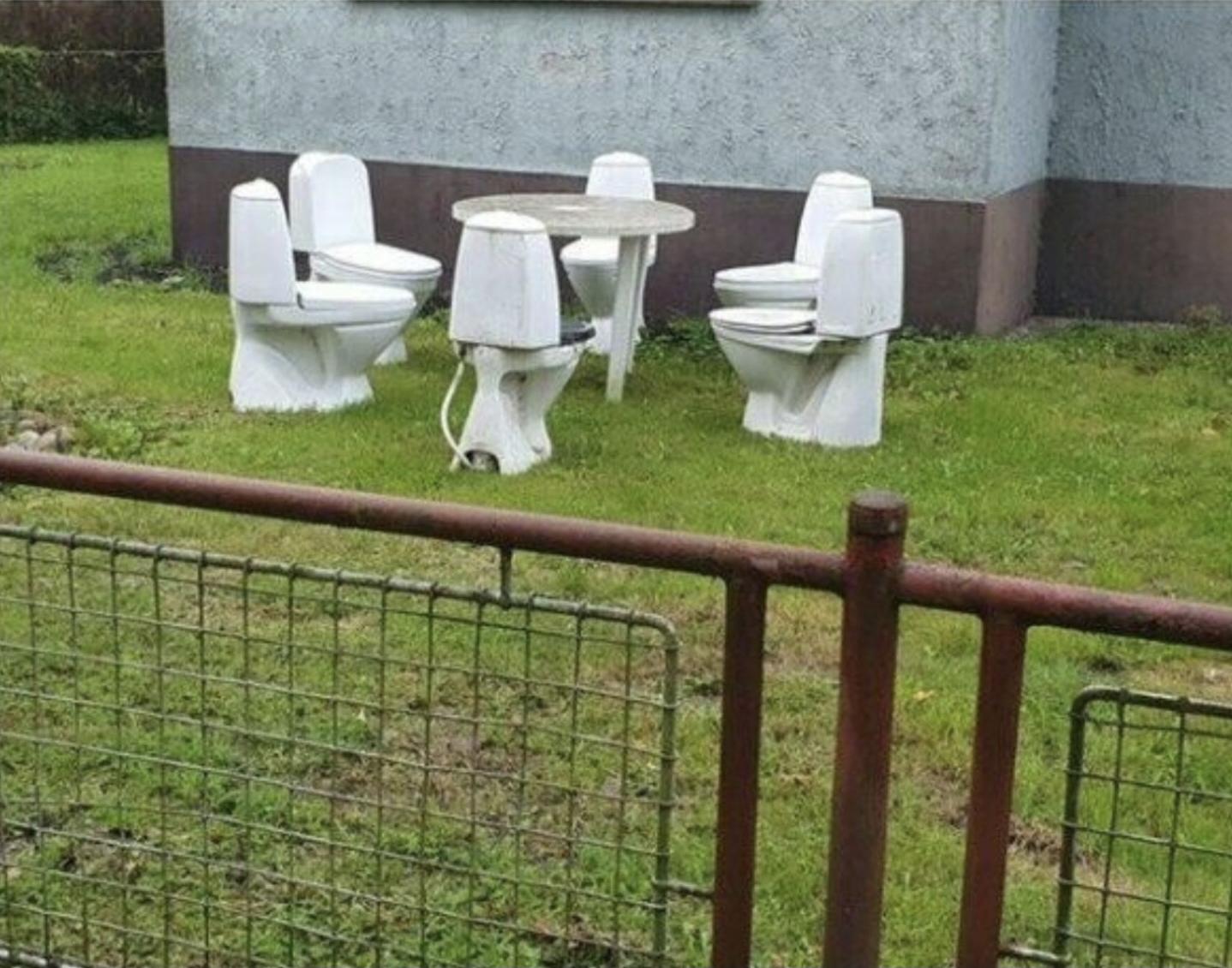 Stranišča na dvorišču