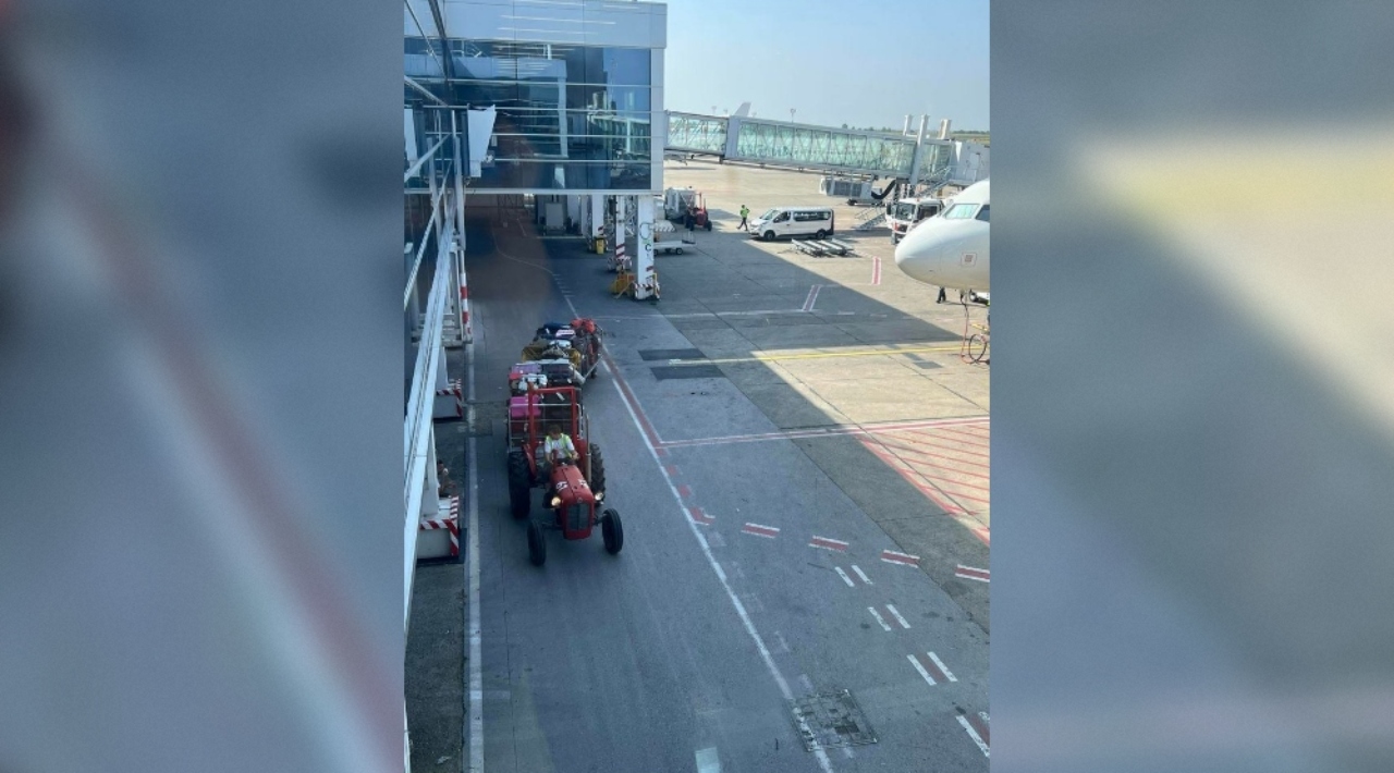 Traktor na letališču