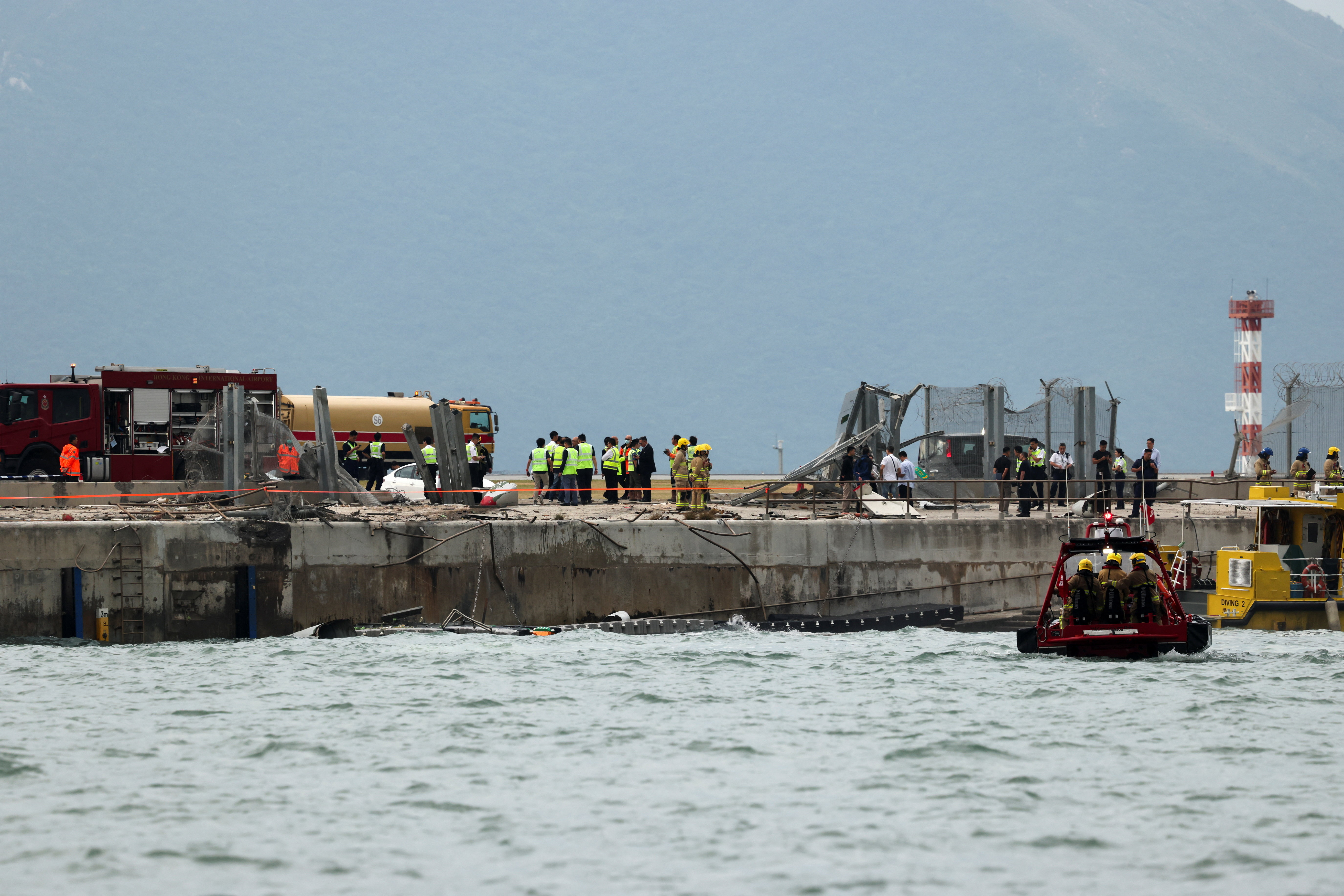 Tovorno letalo v Honkongu strmoglavilo v morje