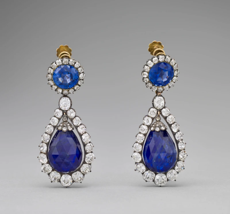 Uhani z modrimi safirji in diamanti, ki so pripadali kraljici iz 19. stoletja