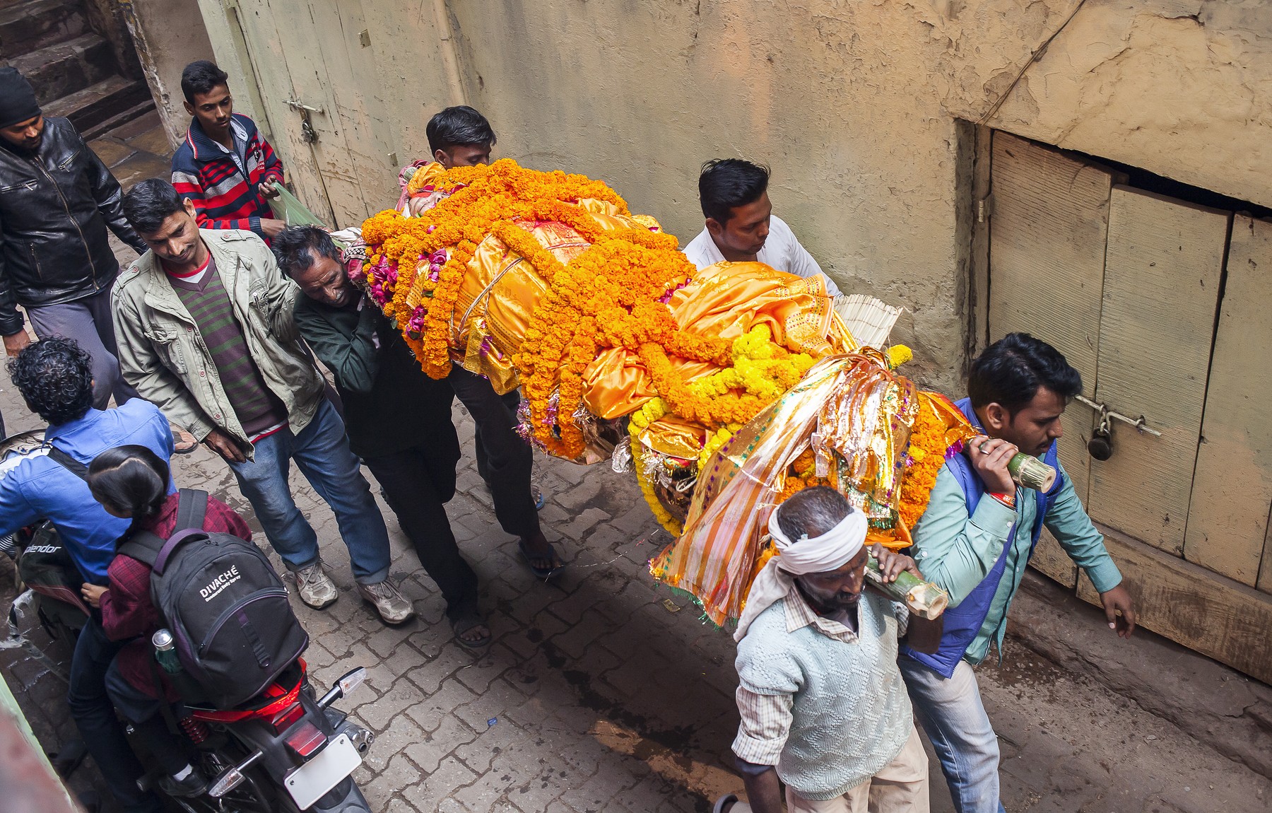 People carry a body, to burn, going to Manikarnika Ghat, the burning ghat, Varanasi, Uttar Pradesh, India.,Image: 945532162, License: Rights-managed, Restrictions: , Model Release: no