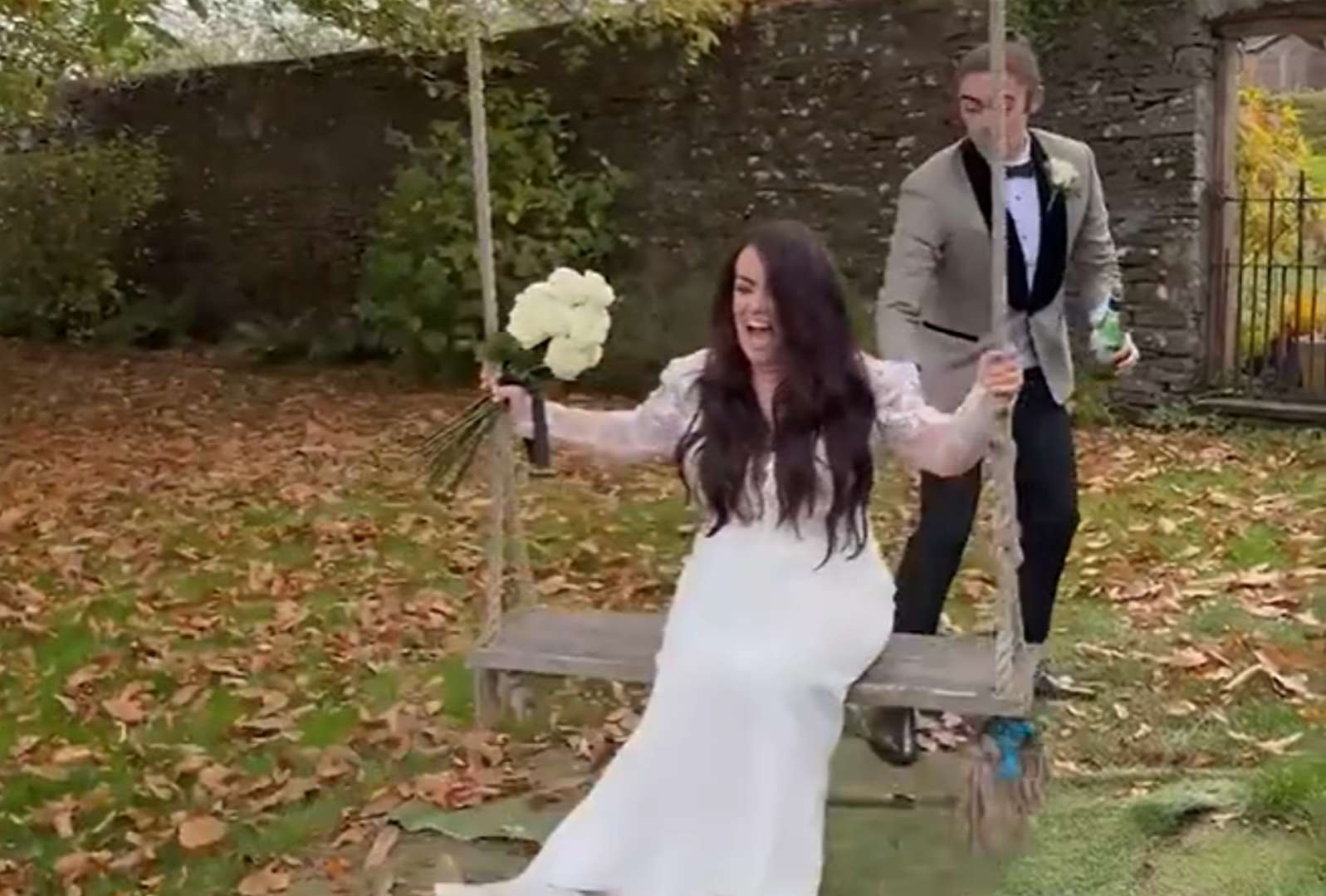 nevesta na gugalnici, poročna fotografija