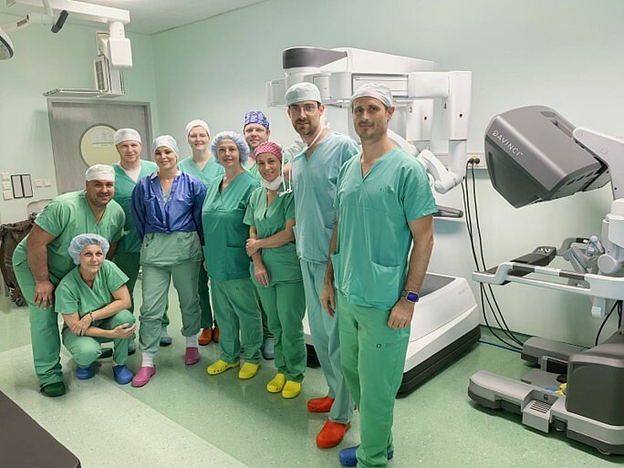 Prva robotsko asistirana operacija na OI Ljubljana