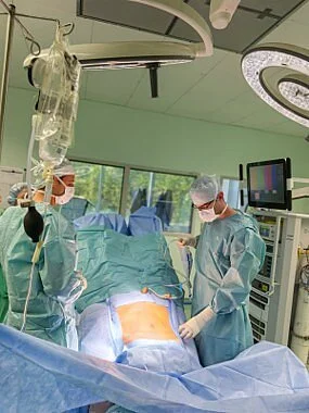 Prva robotsko asistirana operacija na OI Ljubljana