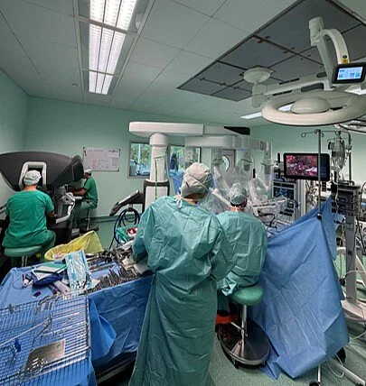 Prva robotsko asistirana operacija na OI Ljubljana