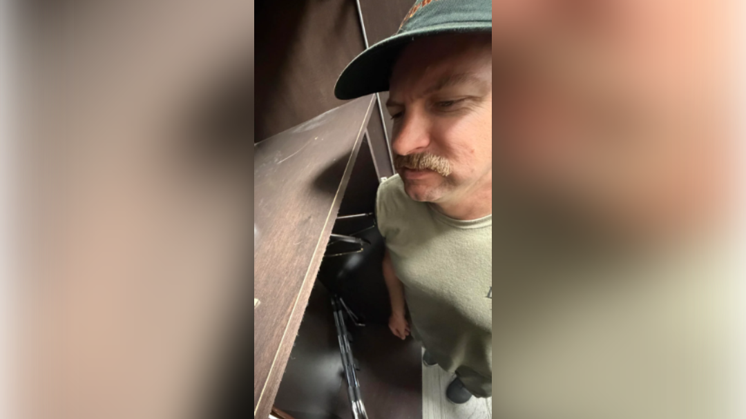 v omari hotela našel zob