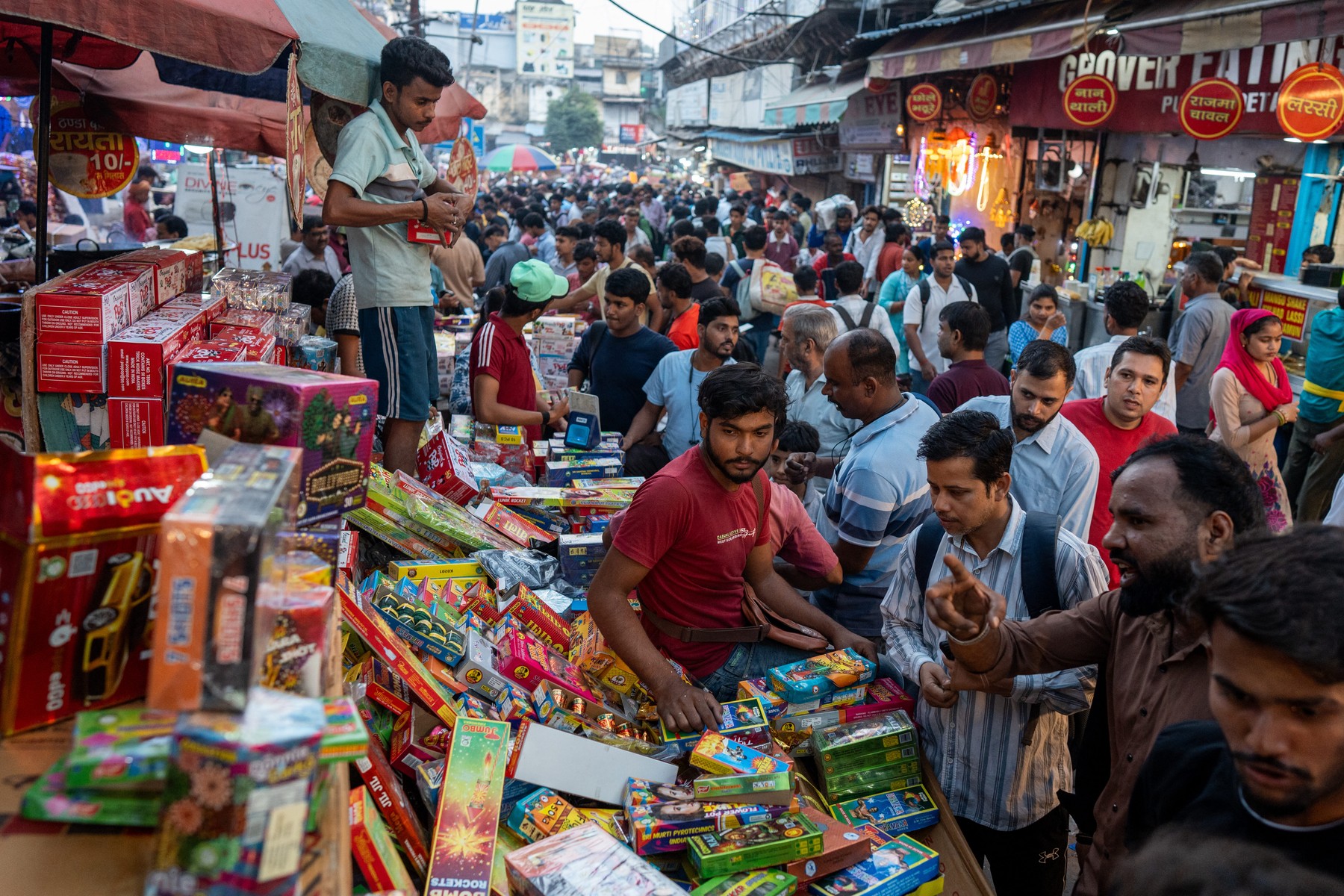 Prebivalci New Delhija kupujejo petarde