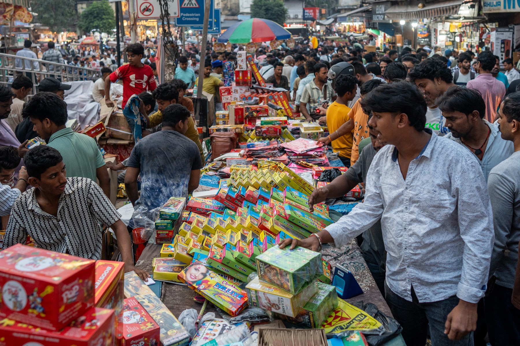 Prebivalci New Delhija kupujejo petarde