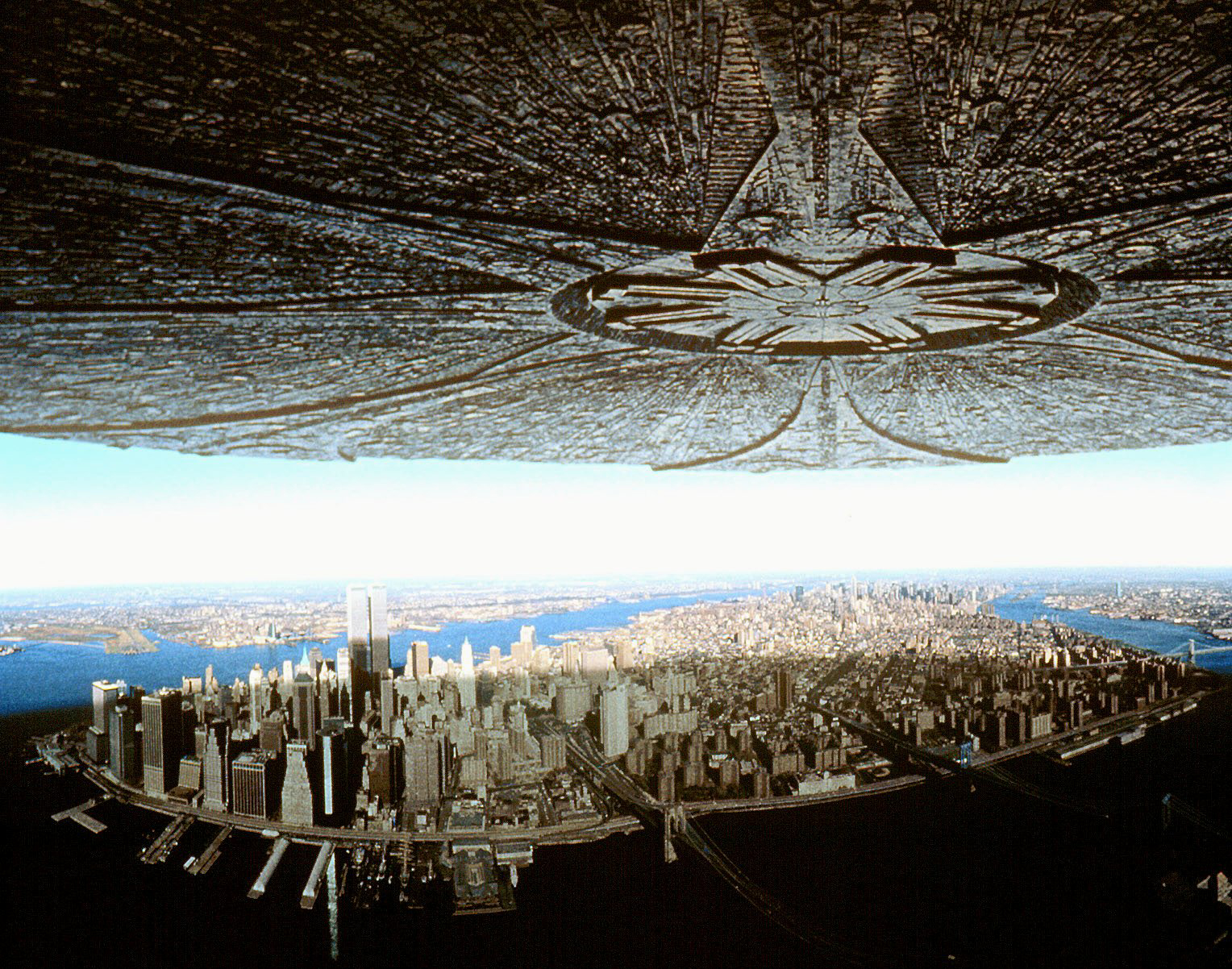 vesoljska ladja nad Manhattanom New York v filmu Dan neodvisnosti, 1996
