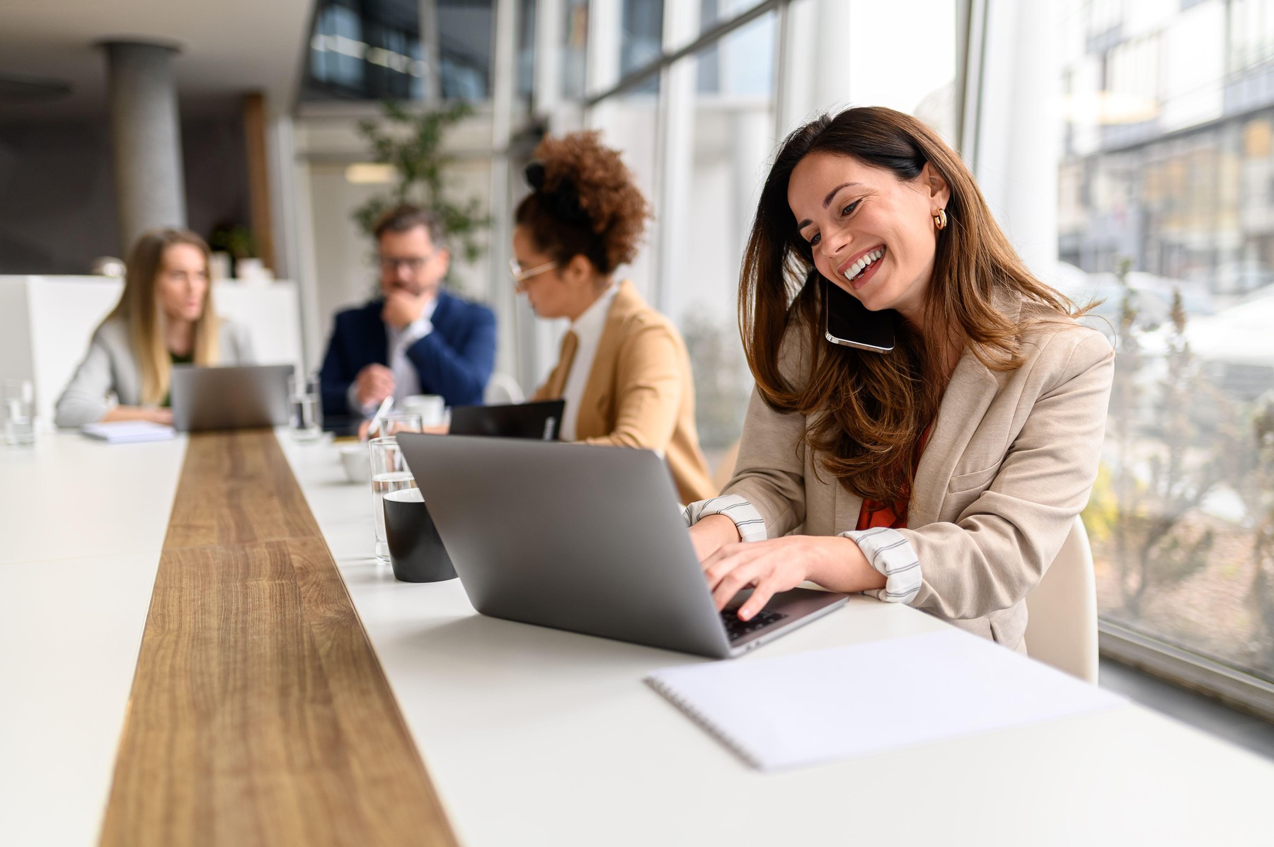 Ženska telefonira v službi
