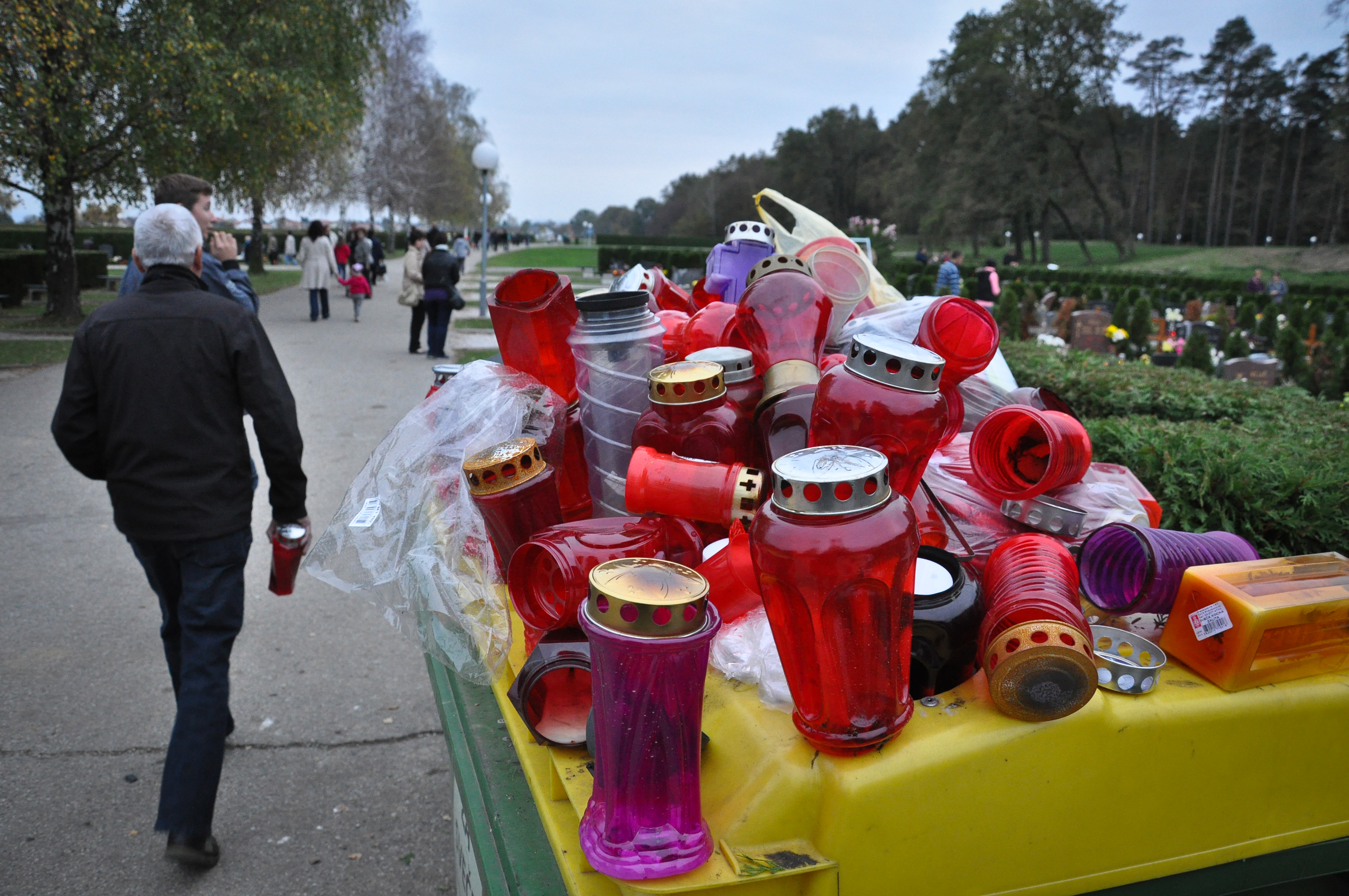 Nagrobne sveče v polnem zabojniku