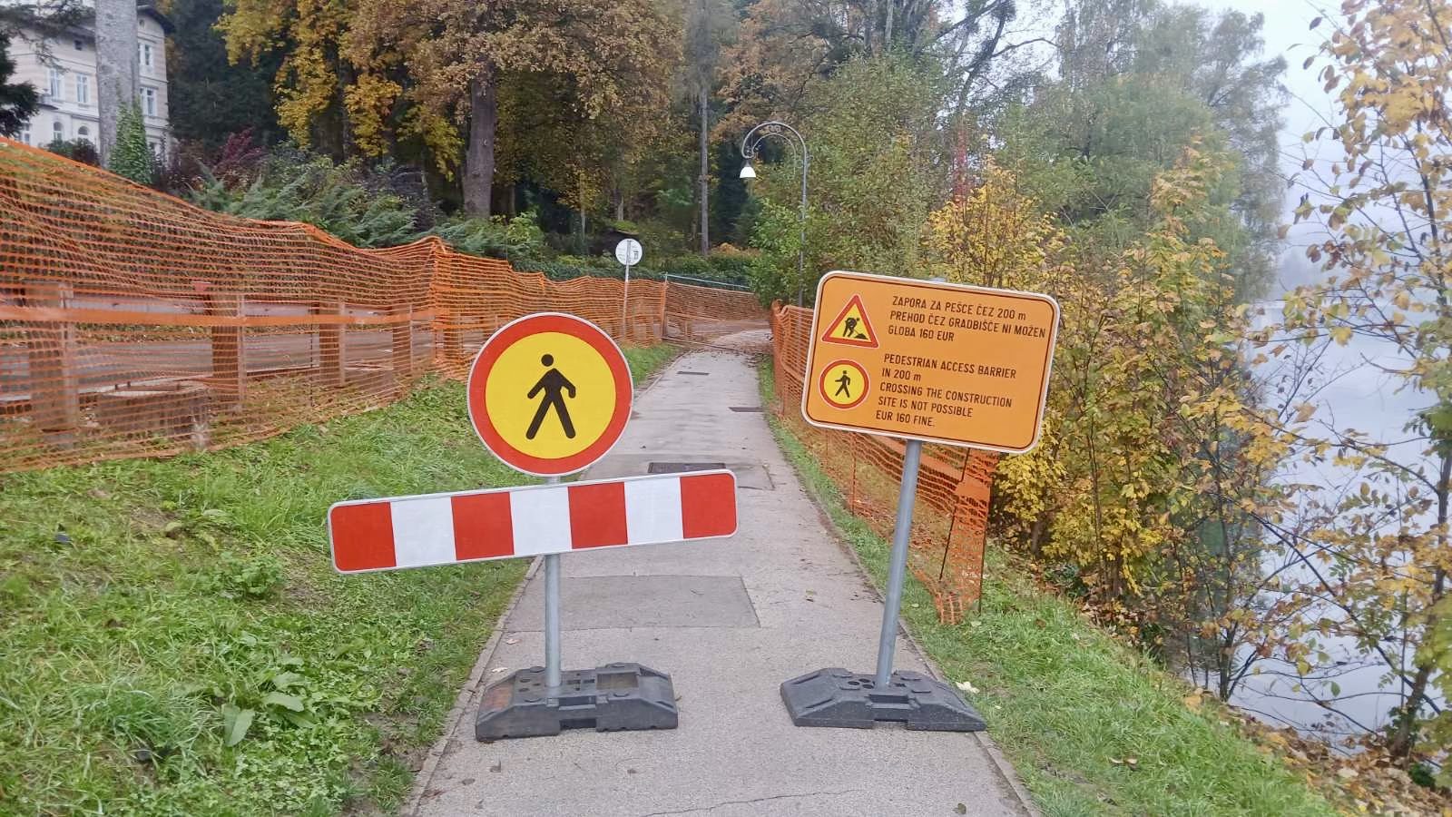 Zapora dela pešpoti okoli Blejskega jezera