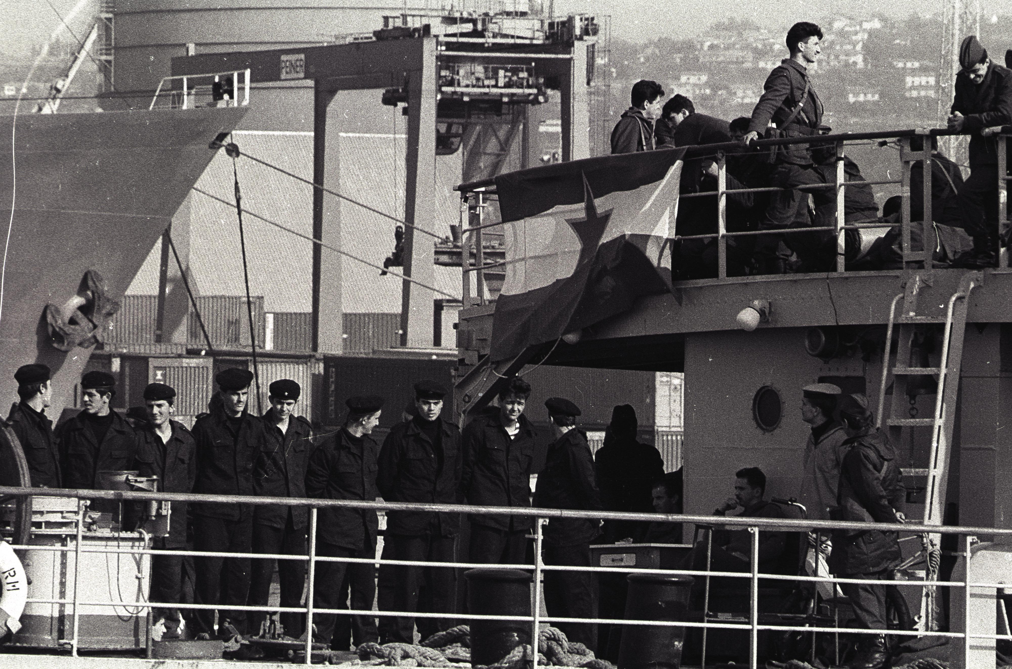 Vojaki JLA zapuščajo Slovenijo