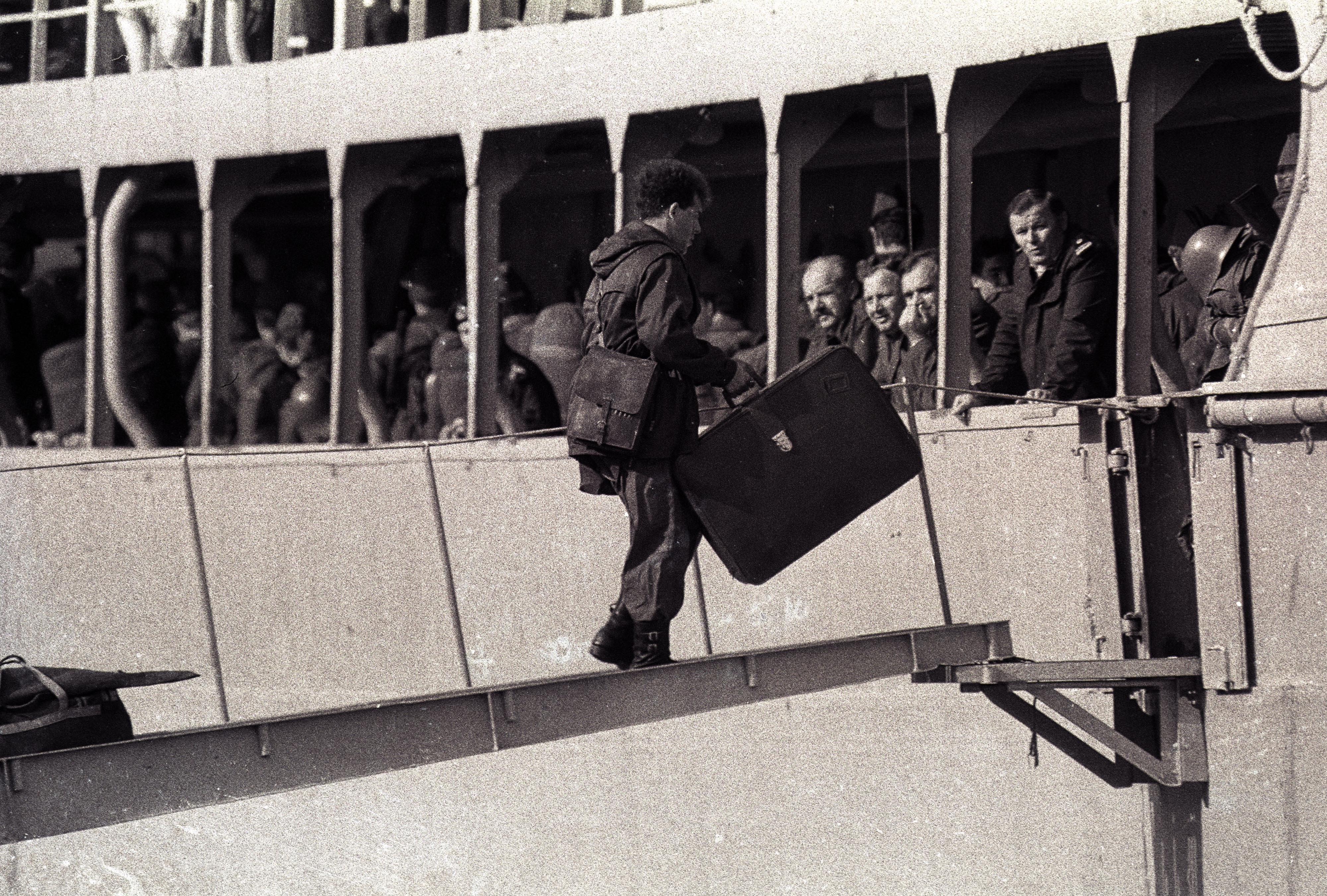 Vojaki JLA zapuščajo Slovenijo