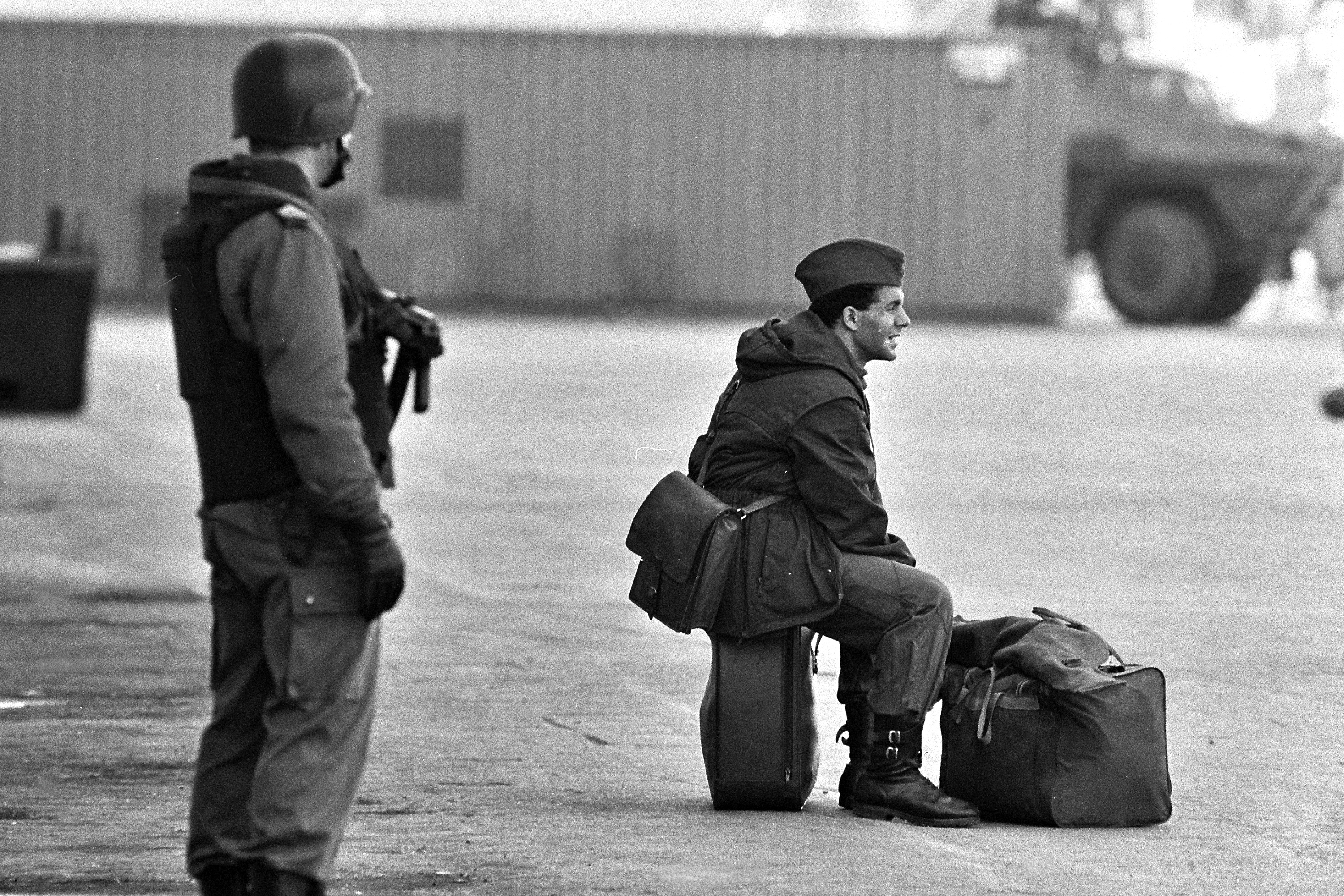 Vojaki JLA zapuščajo Slovenijo