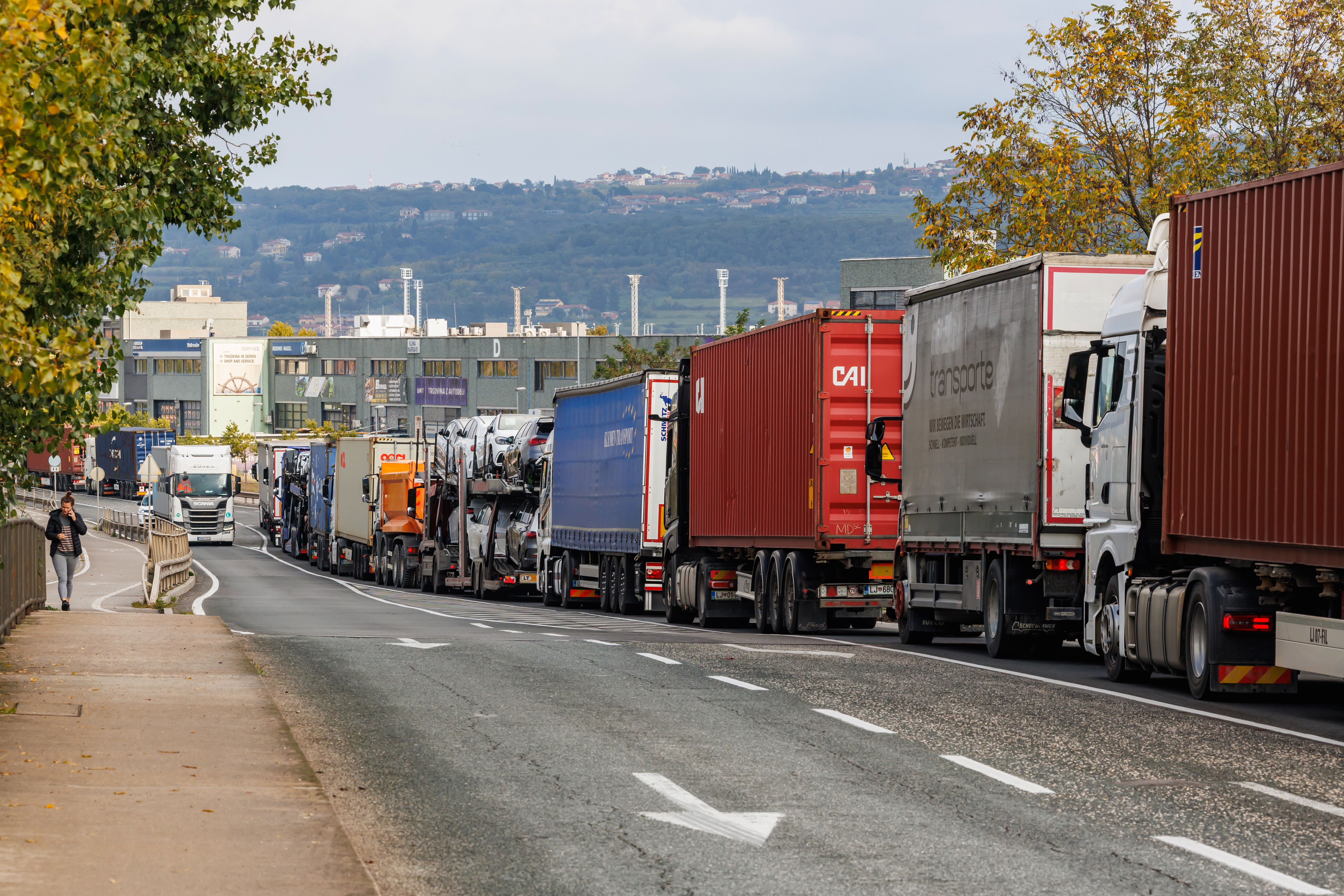 Kolona tovornjakov za vstop v Luko Koper
