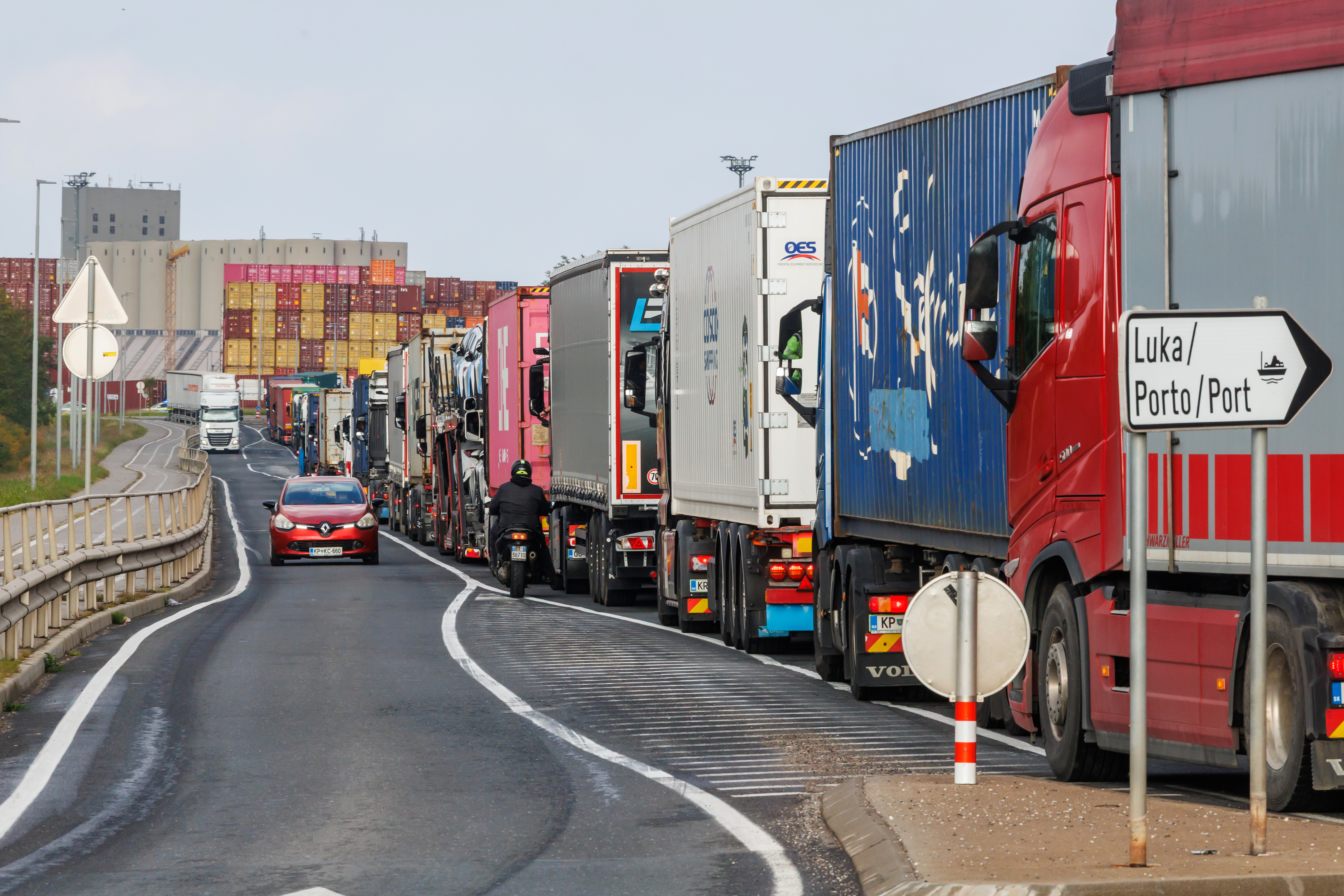 Kolona tovornjakov za vstop v Luko Koper