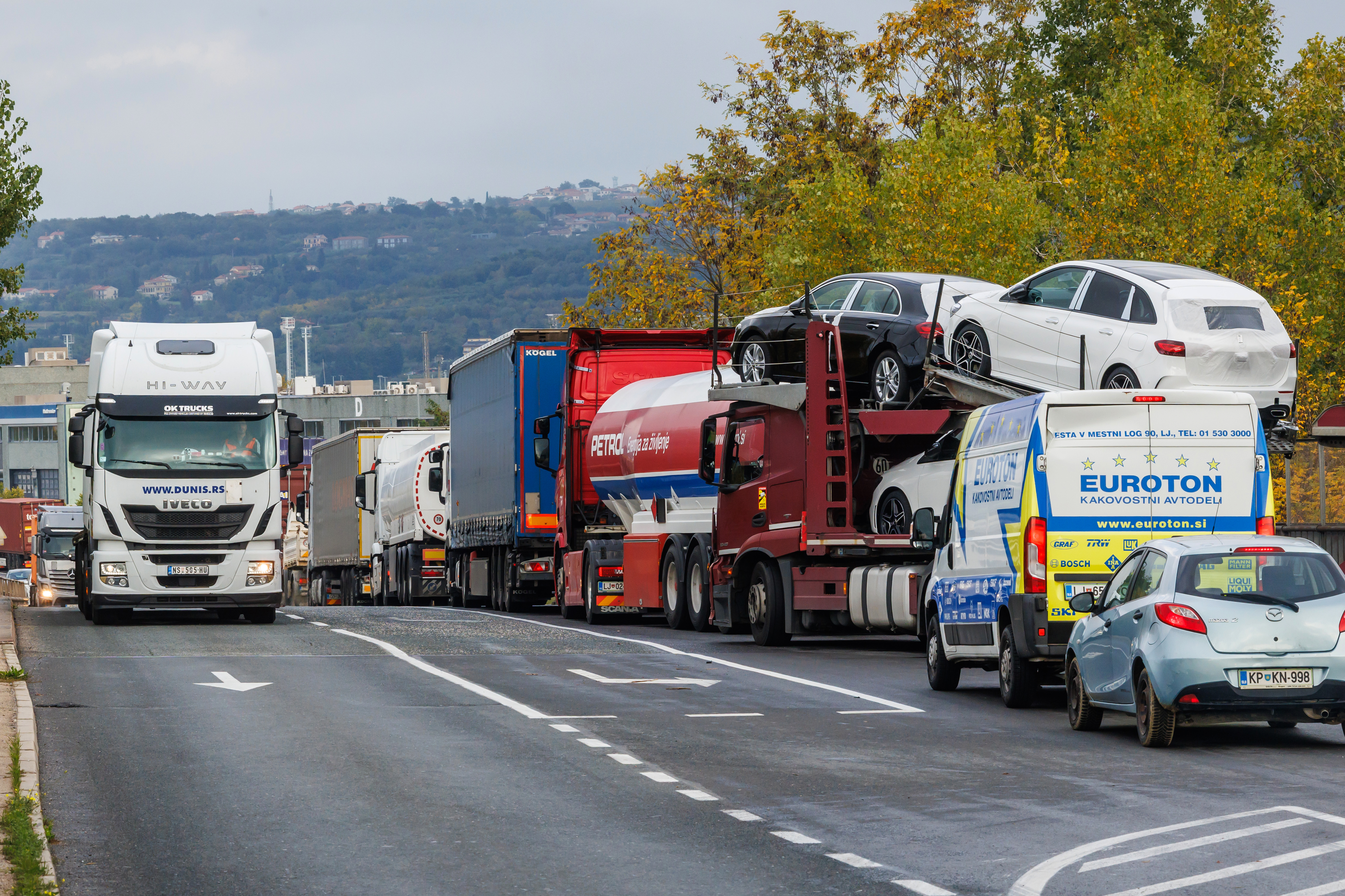 Kolona tovornjakov za vstop v Luko Koper