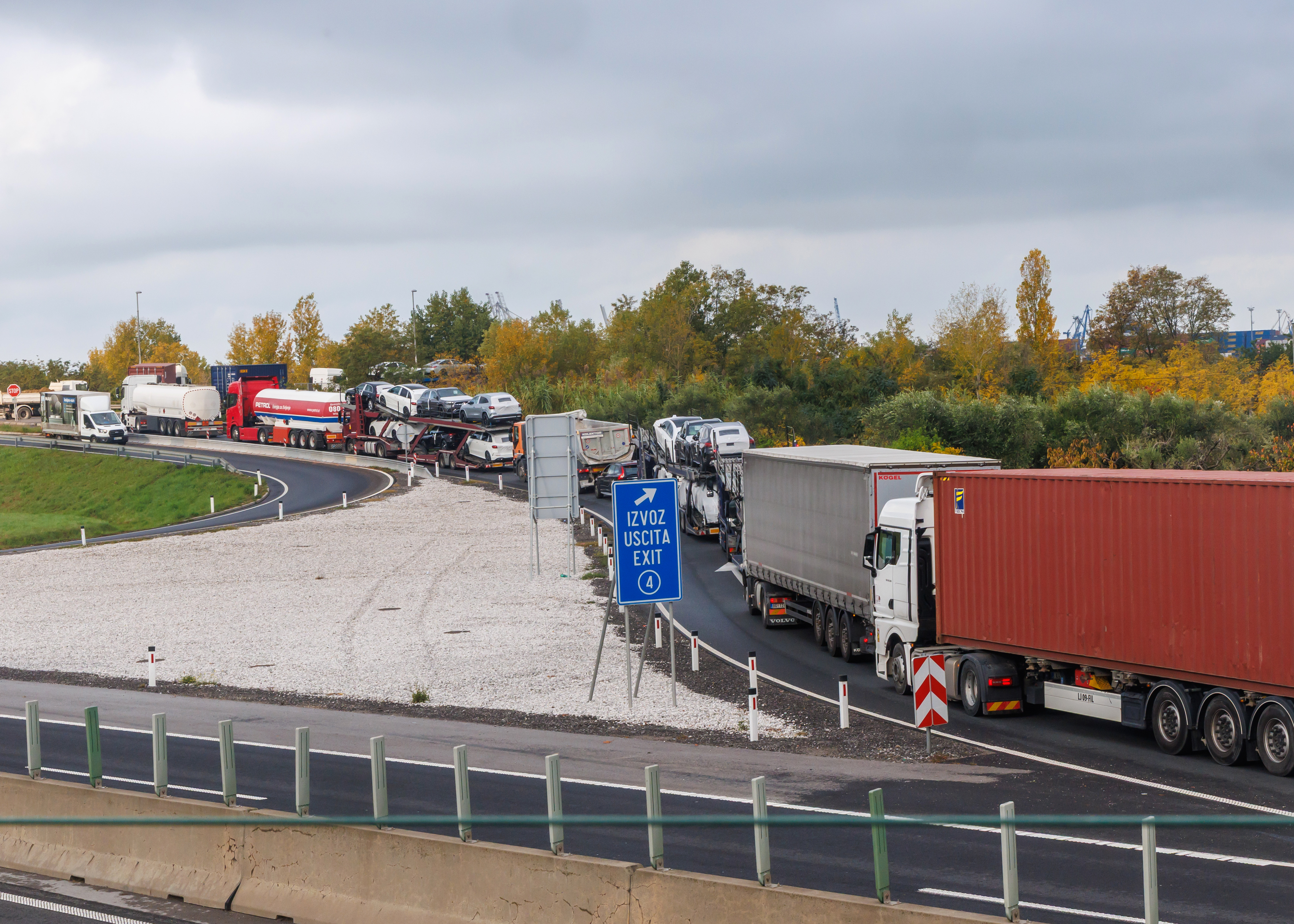 Kolona tovornjakov za vstop v Luko Koper