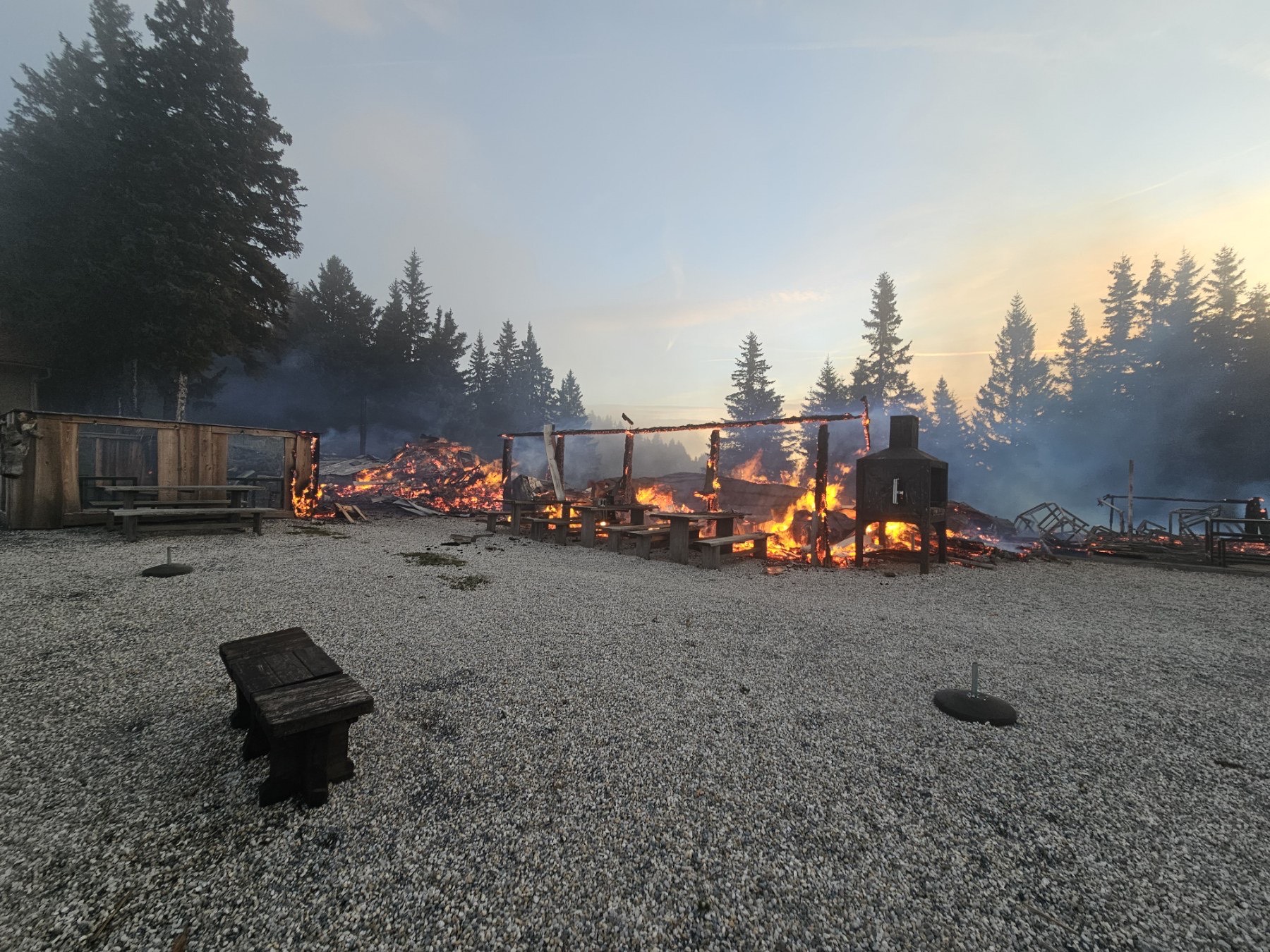 Požar koč na območju Treh plotov na Golteh