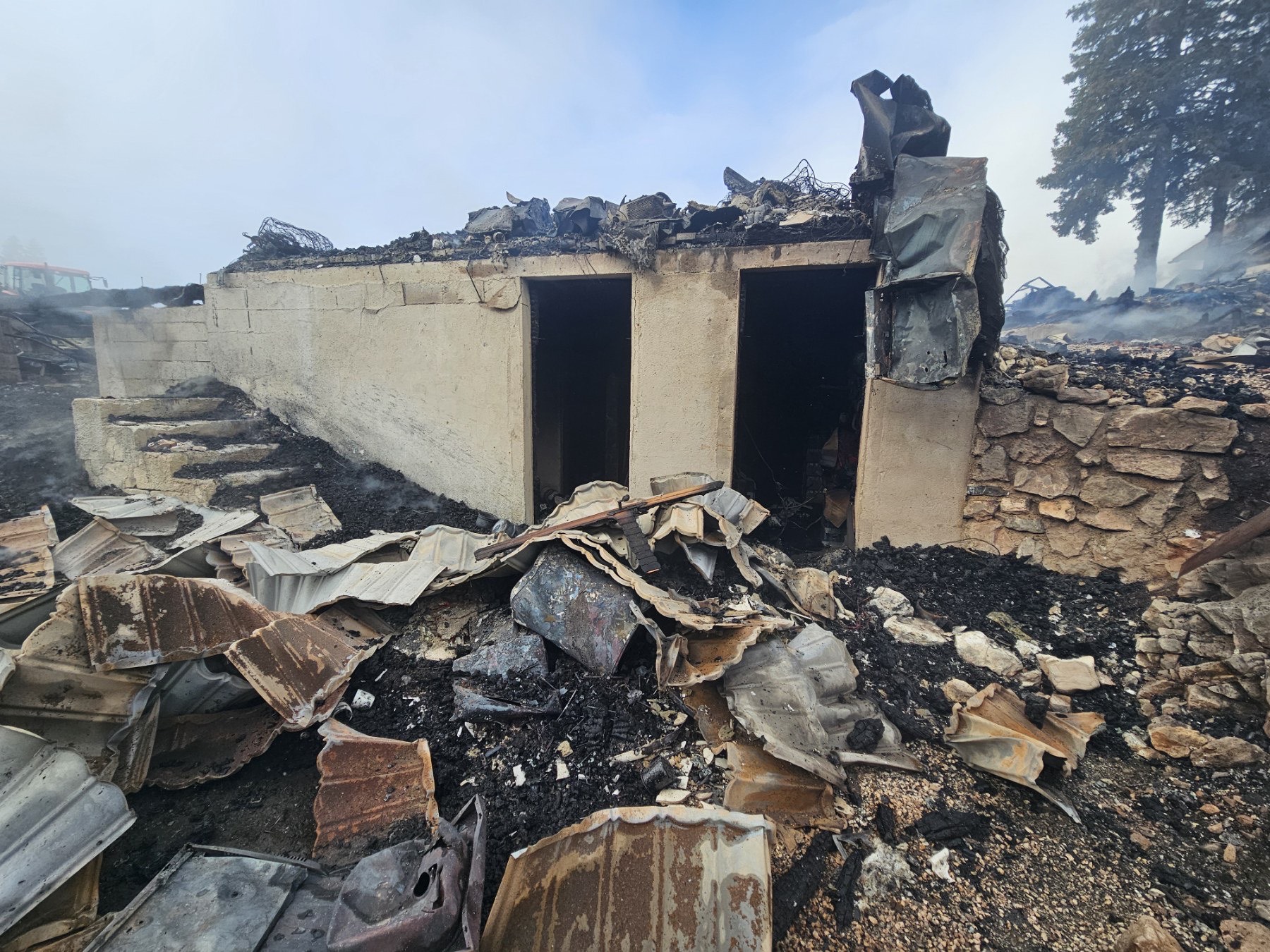 Požar koč na območju Treh plotov na Golteh