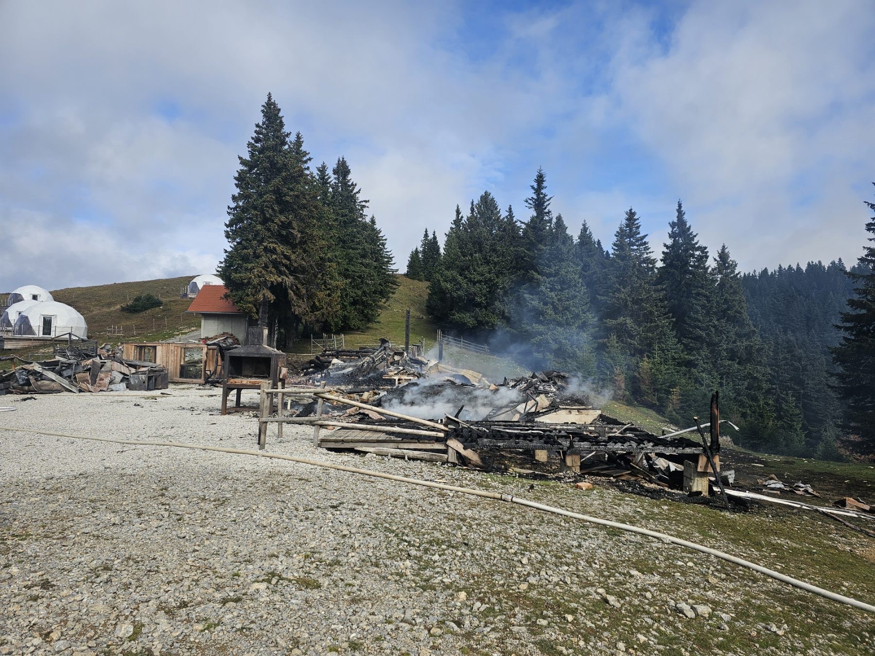 Požar koč na območju Treh plotov na Golteh